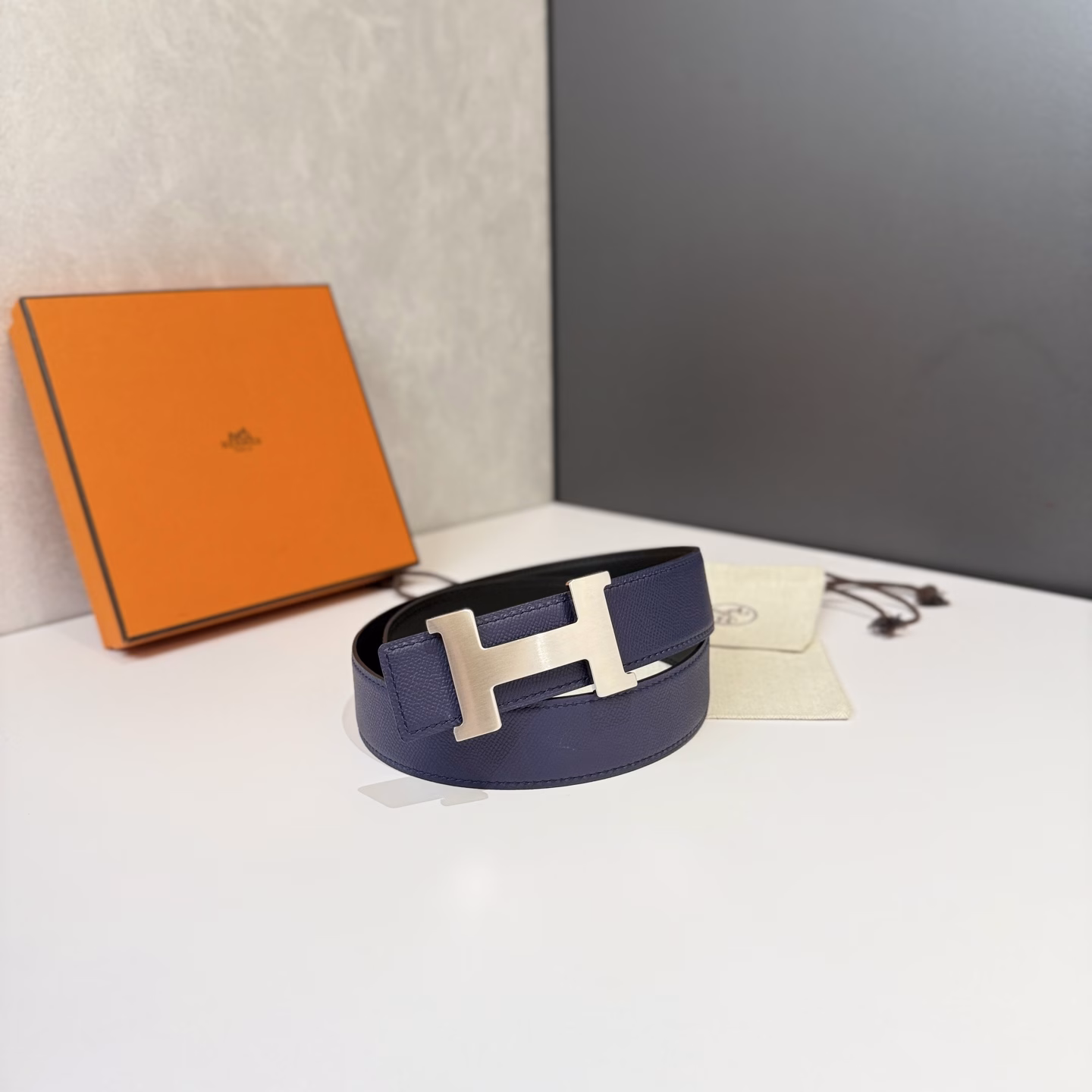 Hermès men's belts are highly respected for their exquisite craftsmanship, high-quality materials and classic design, and are the top choice among men's fashion accessories. The most iconic design is the buckle with the 