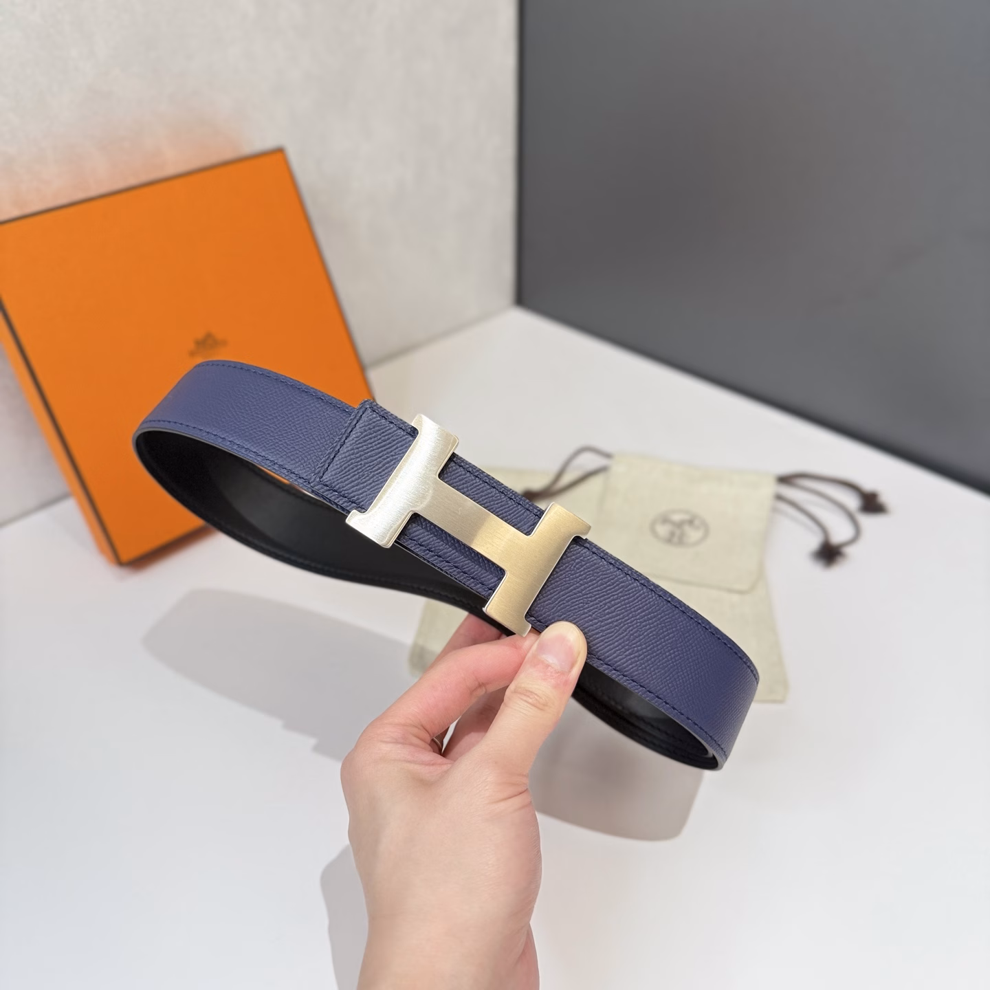 Hermès men's belts are highly respected for their exquisite craftsmanship, high-quality materials and classic design, and are the top choice among men's fashion accessories. The most iconic design is the buckle with the 