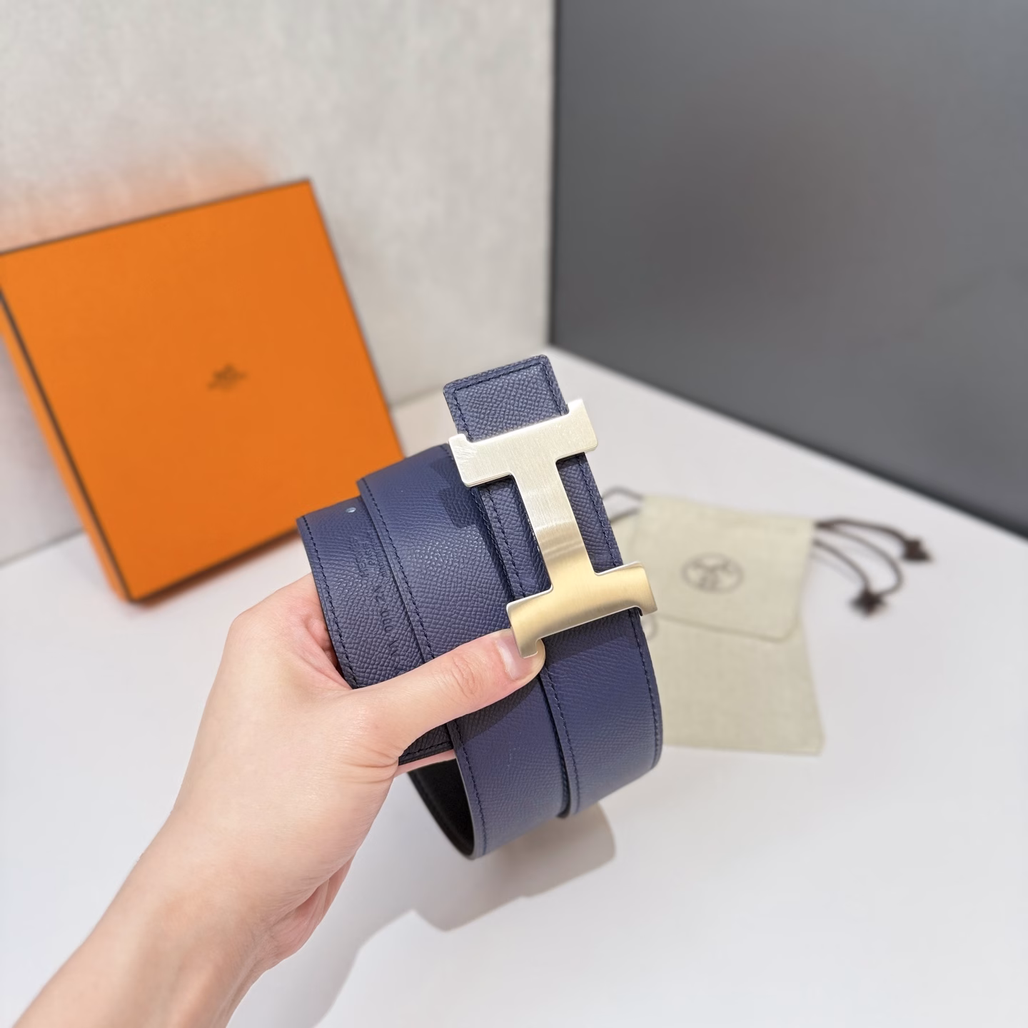 Hermès men's belts are highly respected for their exquisite craftsmanship, high-quality materials and classic design, and are the top choice among men's fashion accessories. The most iconic design is the buckle with the 