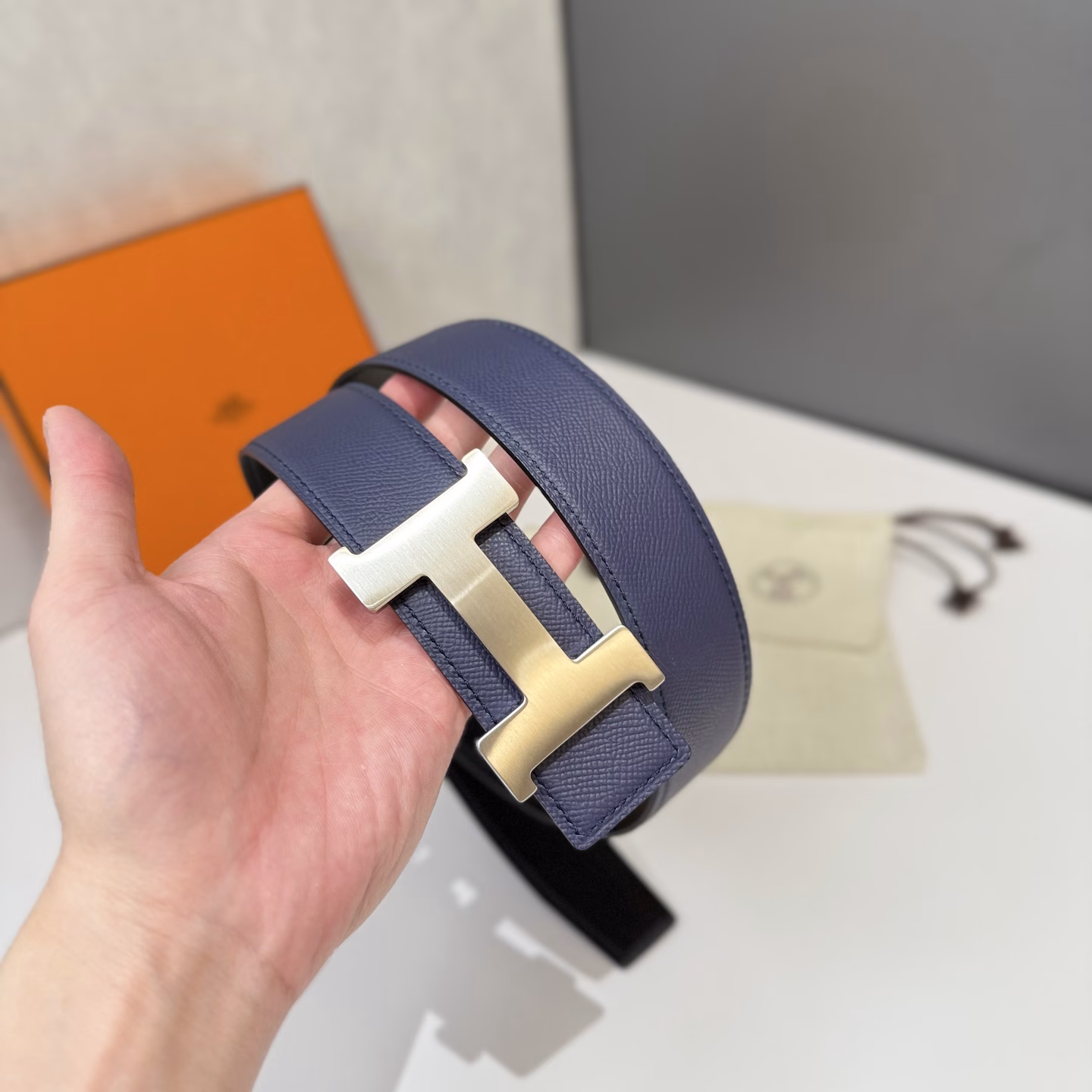 Hermès men's belts are highly respected for their exquisite craftsmanship, high-quality materials and classic design, and are the top choice among men's fashion accessories. The most iconic design is the buckle with the 