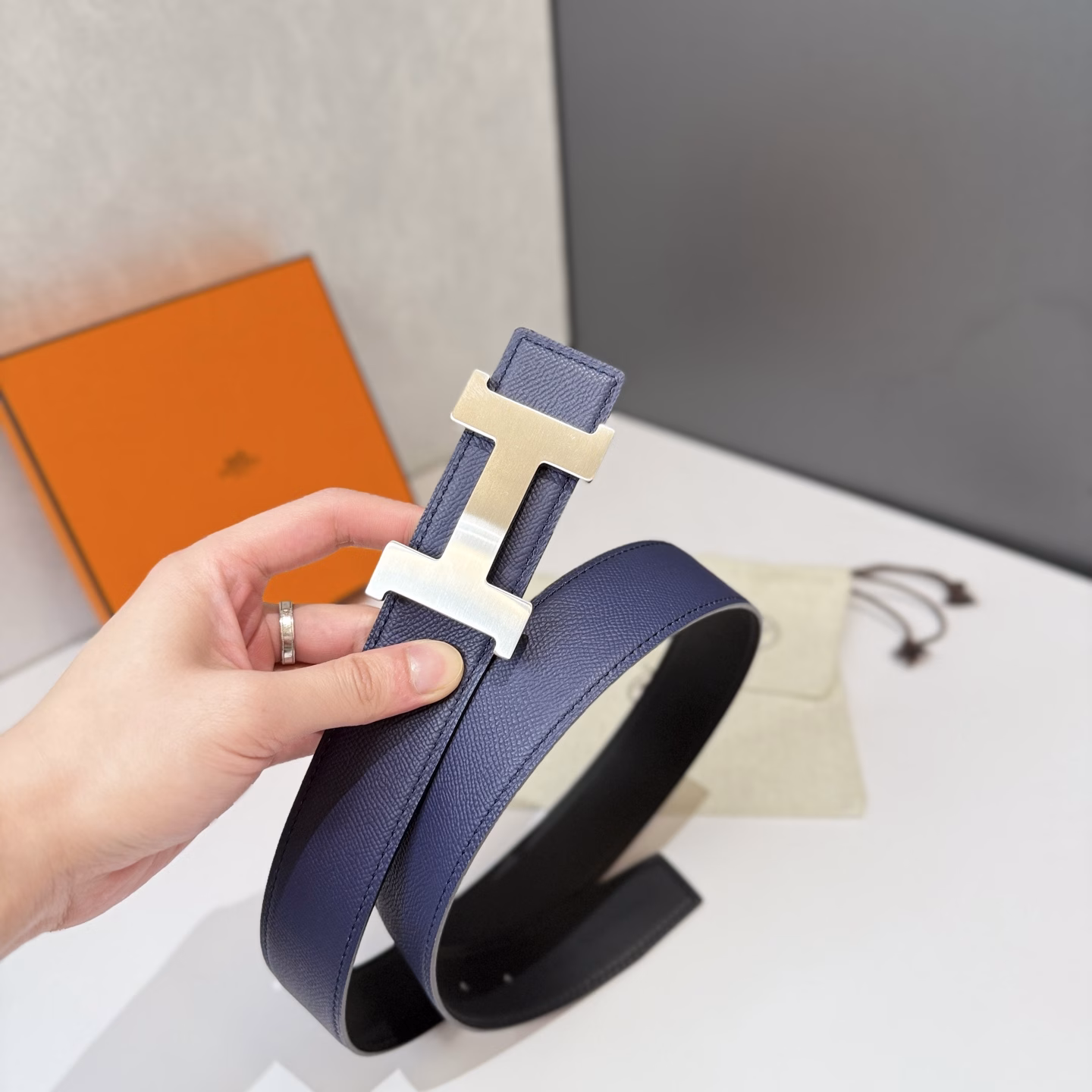 Hermès men's belts are highly respected for their exquisite craftsmanship, high-quality materials and classic design, and are the top choice among men's fashion accessories. The most iconic design is the buckle with the 