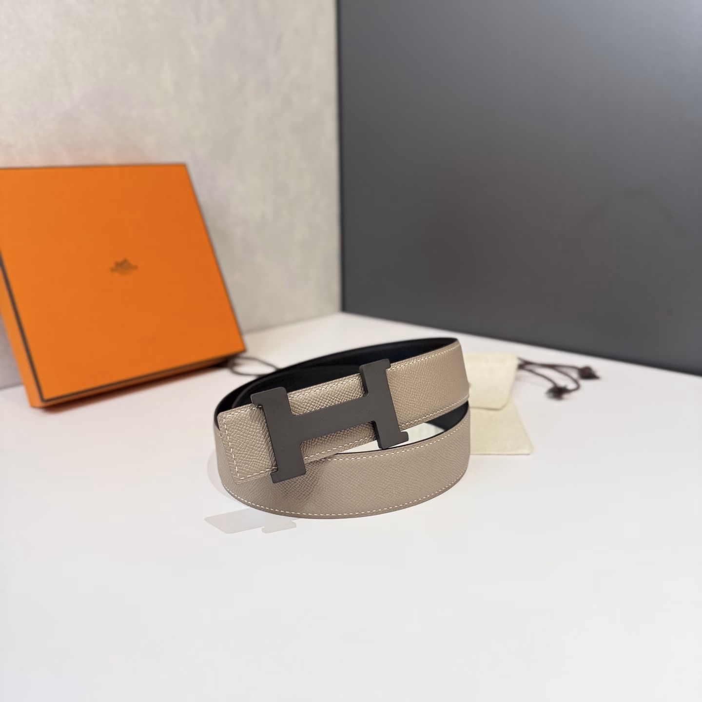 Hermès men's belts are highly respected for their exquisite craftsmanship, high-quality materials and classic design, and are the top choice among men's fashion accessories. The most iconic design is the buckle with the 