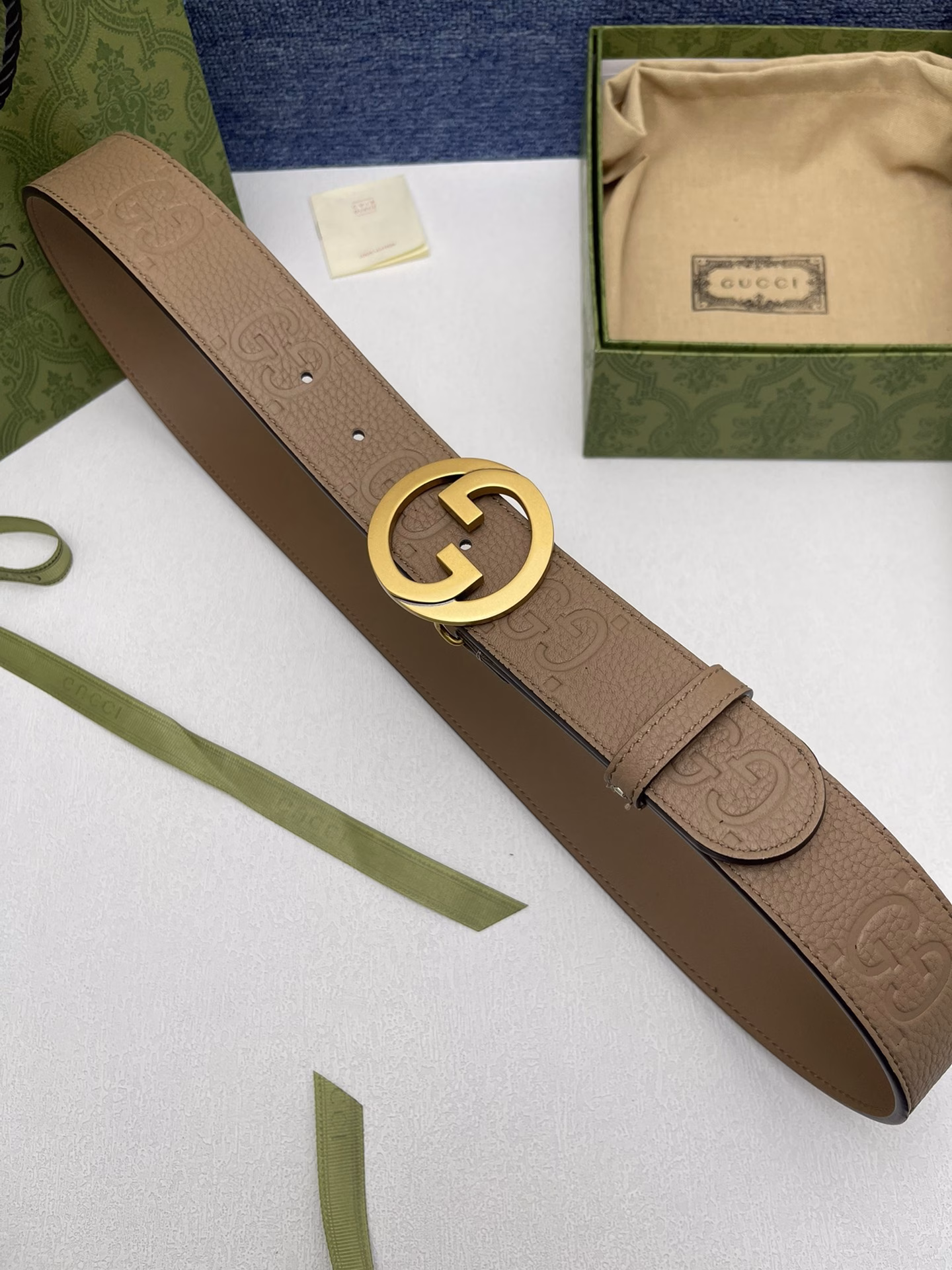 Gucci P160Crafted from premium Gucci Signature leather, it feels thick and is adorned with a double G logo buckle. The belt is Italian sized, please refer to the belt size guide before purchasing.Original leather, original buckle, and metal hardware