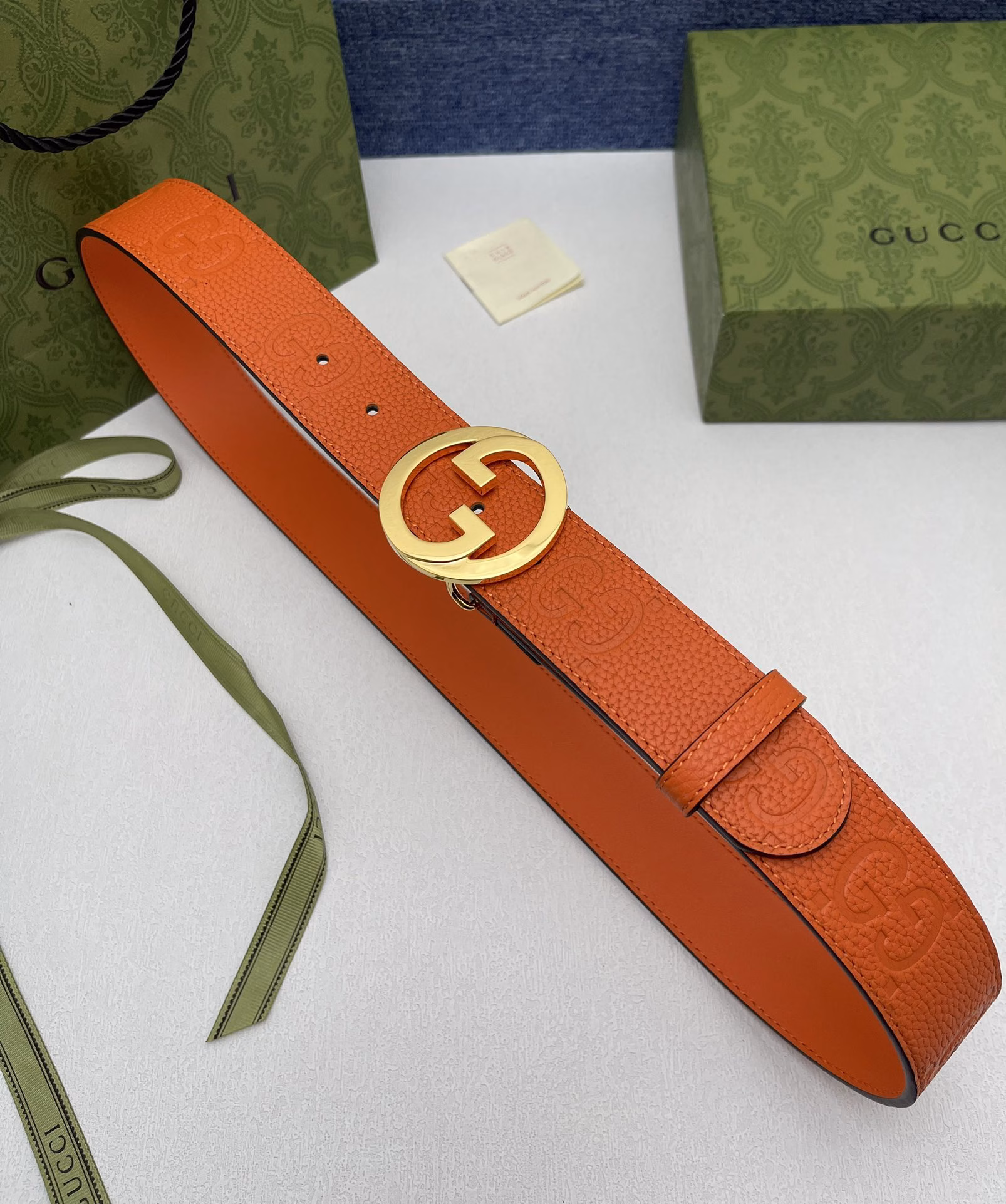 Gucci P160Crafted from premium Gucci Signature leather, it feels thick and is adorned with a double G logo buckle. The belt is Italian sized, please refer to the belt size guide before purchasing.Original leather, original buckle, and metal hardware