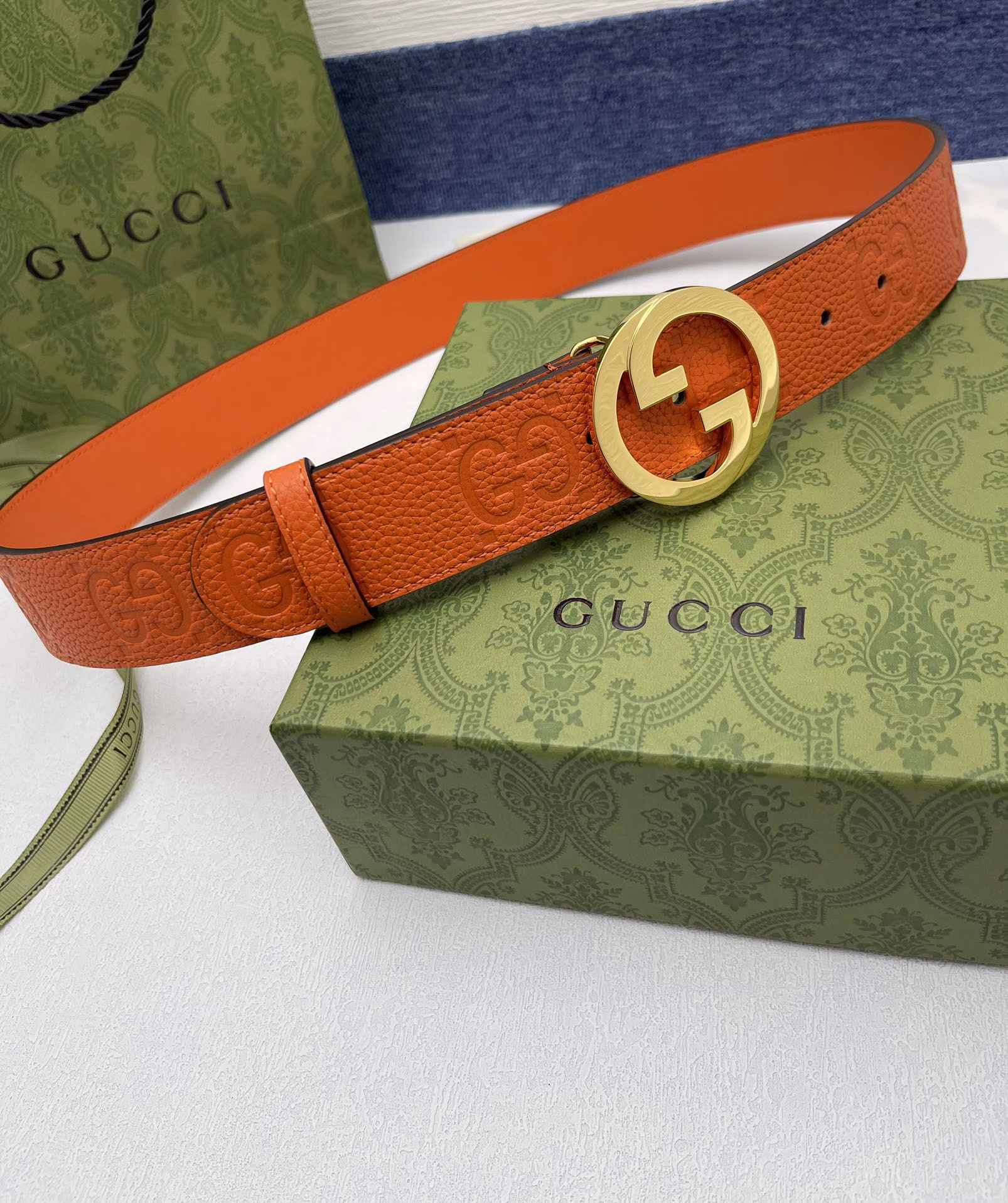 Gucci P160Crafted from premium Gucci Signature leather, it feels thick and is adorned with a double G logo buckle. The belt is Italian sized, please refer to the belt size guide before purchasing.Original leather, original buckle, and metal hardware