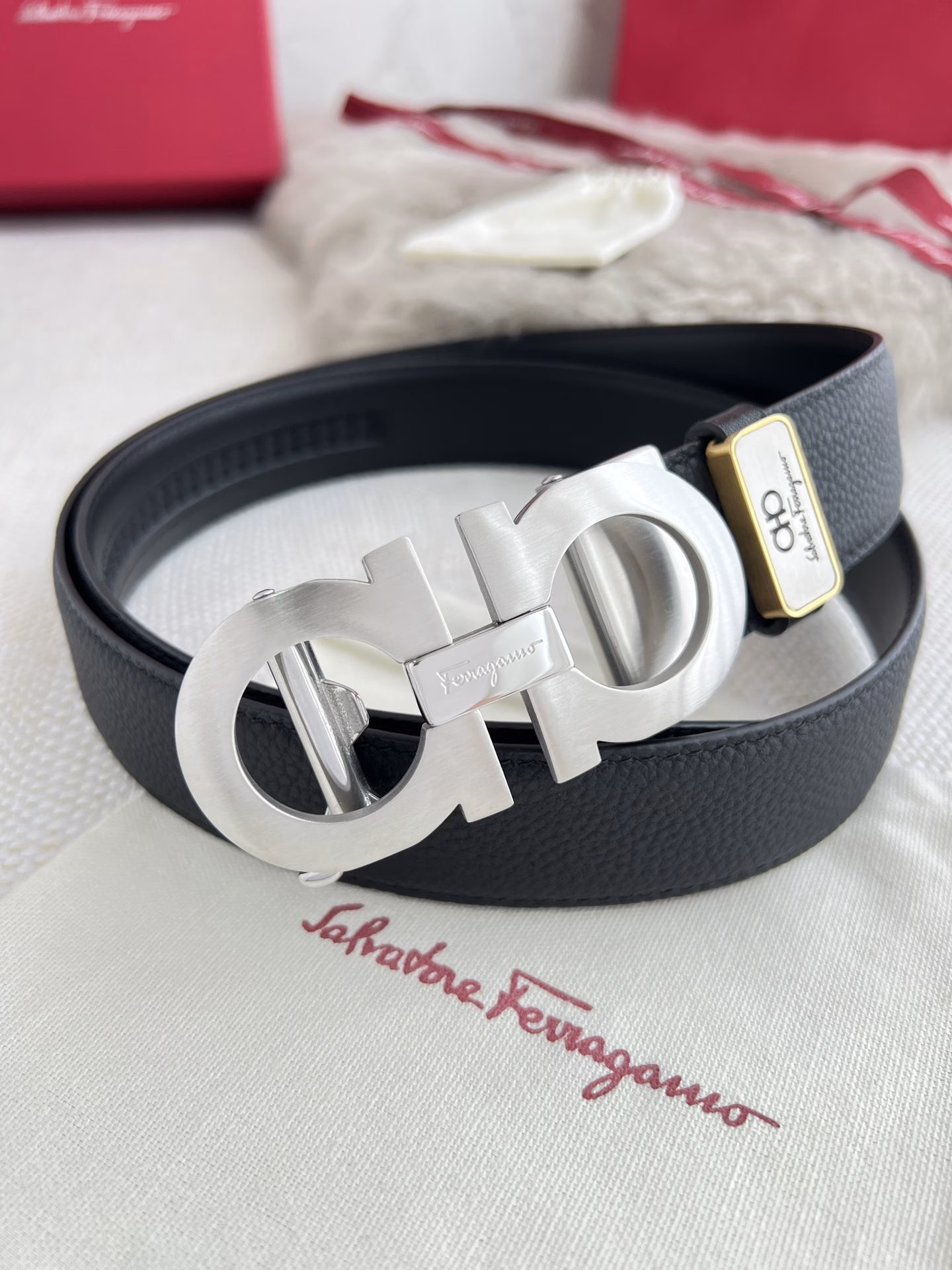 Product name: Ferrgamo..Salvatore Ferragamo Belt ✈️Automatic Belt · Leather Belt P160Model: Automatic buckle, pure steel automatic buckle, first layer cowhide, automatic belt bodyMaterial: 🐂100% first layer cowhide, guaranteed genuine leather. 24k pure steel buckle 🌈Same quality as the counter, first layer cowhide lychee grain + flat grain bottom, classic logo, belt body can be freely cut, first choice for gifting or personal use