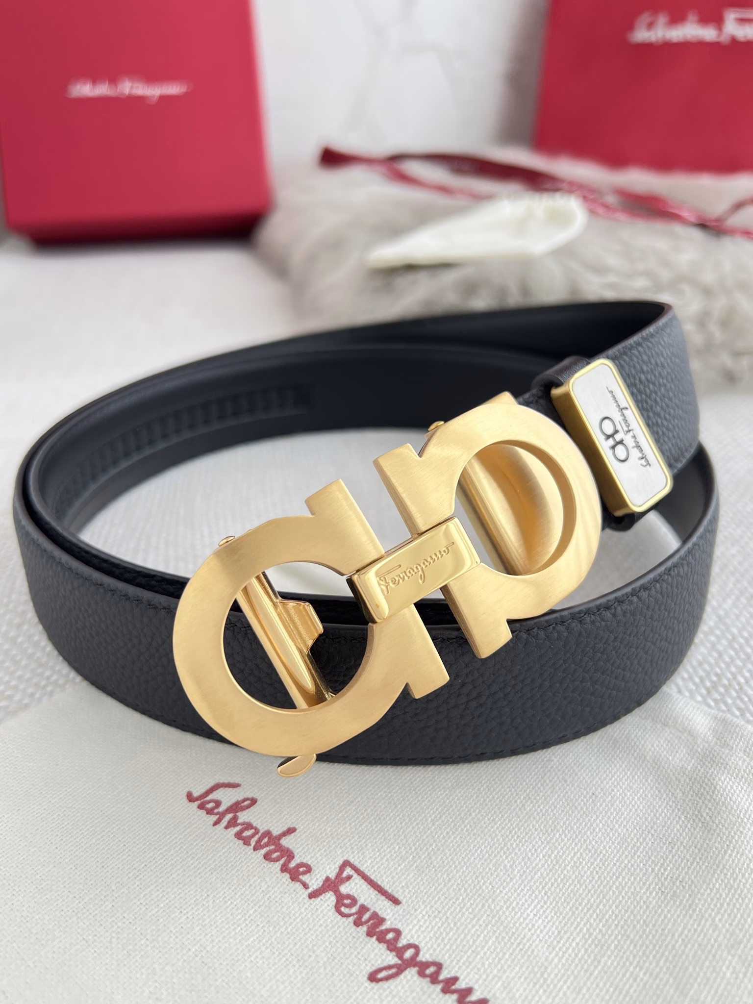 Product name: Ferrgamo..Salvatore Ferragamo Belt ✈️Automatic Belt · Leather Belt P160Model: Automatic buckle, pure steel automatic buckle, first layer cowhide, automatic belt bodyMaterial: 🐂100% first layer cowhide, guaranteed genuine leather. 24k pure steel buckle 🌈Same quality as the counter, first layer cowhide lychee grain + flat grain bottom, classic logo, belt body can be freely cut, first choice for gifting or personal use