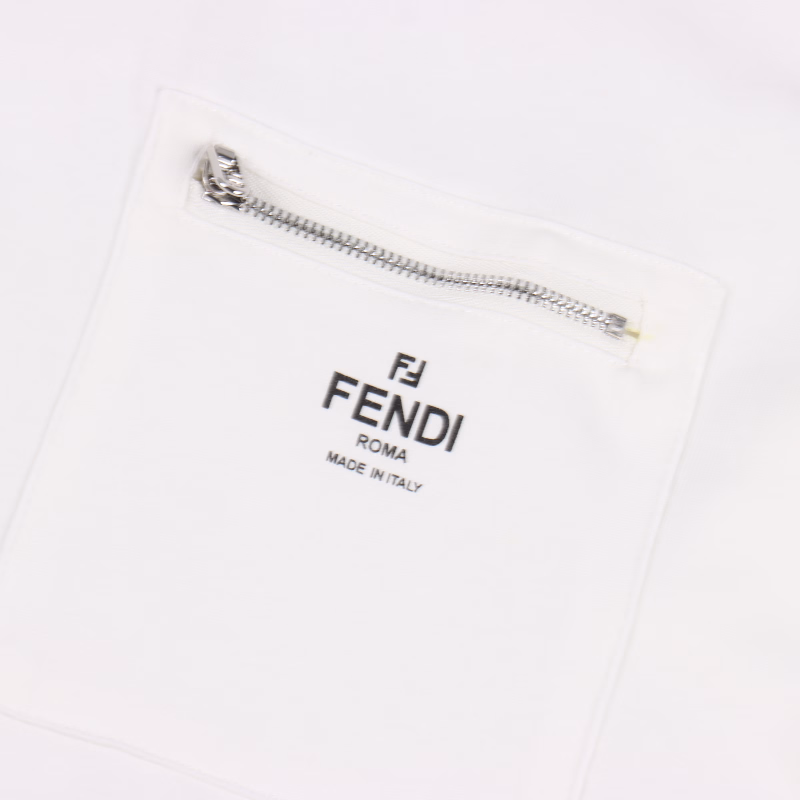 Fendi 25ss pocket zipper letter logo short-sleeved T-shirtMade of high-quality fabric, it can showcase your fashion taste and personality whether for daily wear or attending parties. This short-sleeved piece features a comfortable cut and a casual style, making it suitable for various occasions. Take advantage of the limited release and seize the opportunity to own this highly sought-after trendy item! Don't miss out. Buy now and become the focus of the fashion world