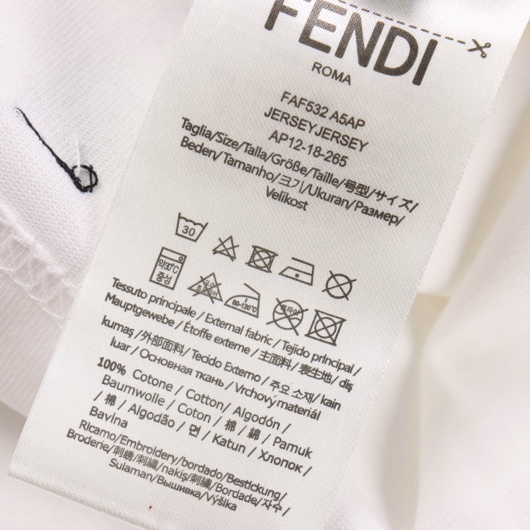 Fendi 25ss pocket zipper letter logo short-sleeved T-shirtMade of high-quality fabric, it can showcase your fashion taste and personality whether for daily wear or attending parties. This short-sleeved piece features a comfortable cut and a casual style, making it suitable for various occasions. Take advantage of the limited release and seize the opportunity to own this highly sought-after trendy item! Don't miss out. Buy now and become the focus of the fashion world