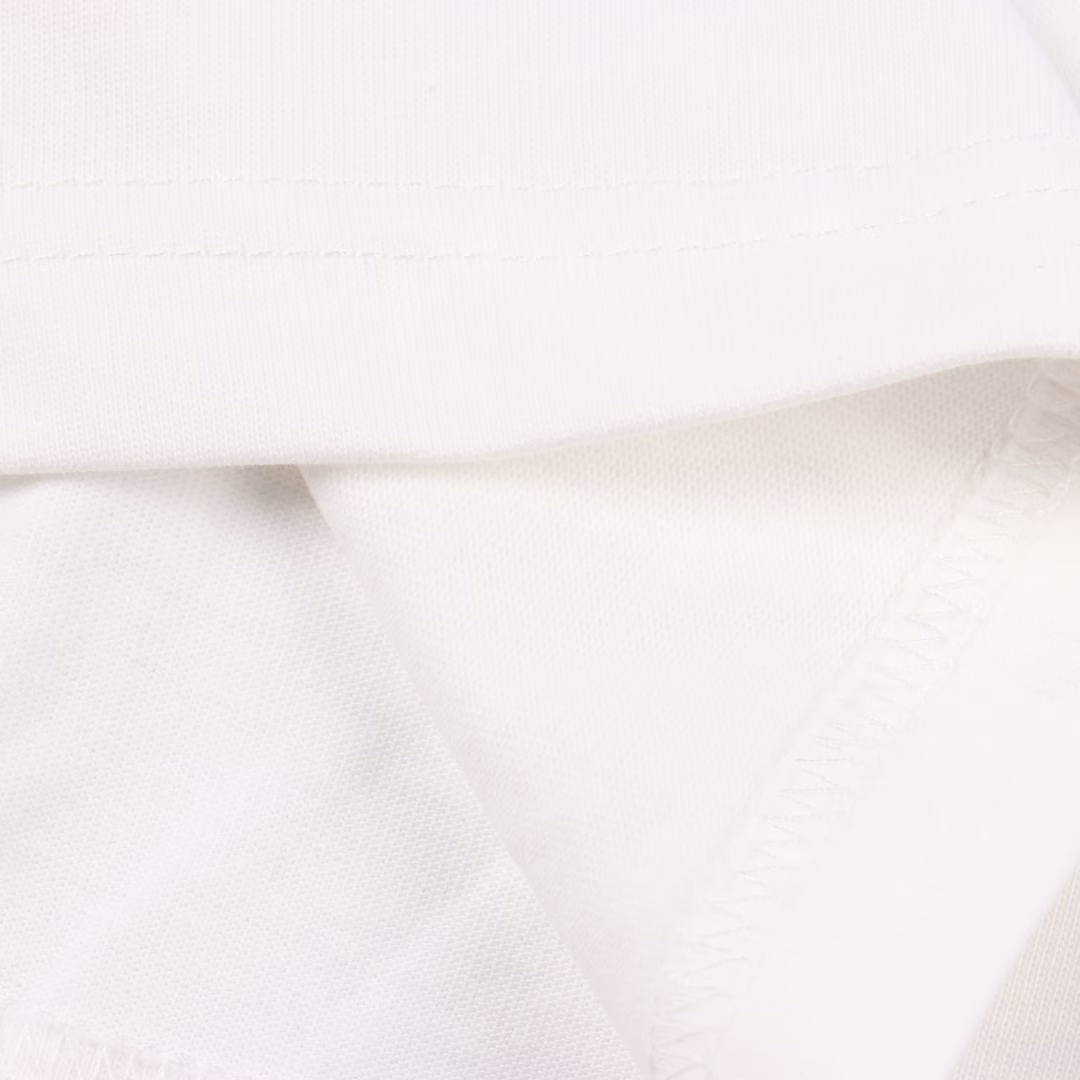 Fendi 25ss pocket zipper letter logo short-sleeved T-shirtMade of high-quality fabric, it can showcase your fashion taste and personality whether for daily wear or attending parties. This short-sleeved piece features a comfortable cut and a casual style, making it suitable for various occasions. Take advantage of the limited release and seize the opportunity to own this highly sought-after trendy item! Don't miss out. Buy now and become the focus of the fashion world