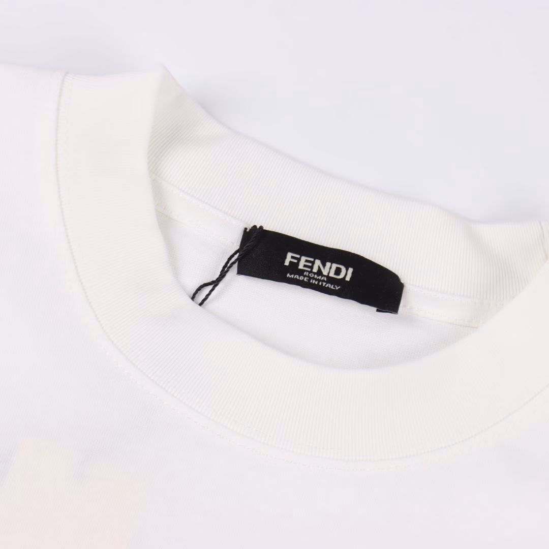 Fendi 25ss pocket zipper letter logo short-sleeved T-shirtMade of high-quality fabric, it can showcase your fashion taste and personality whether for daily wear or attending parties. This short-sleeved piece features a comfortable cut and a casual style, making it suitable for various occasions. Take advantage of the limited release and seize the opportunity to own this highly sought-after trendy item! Don't miss out. Buy now and become the focus of the fashion world