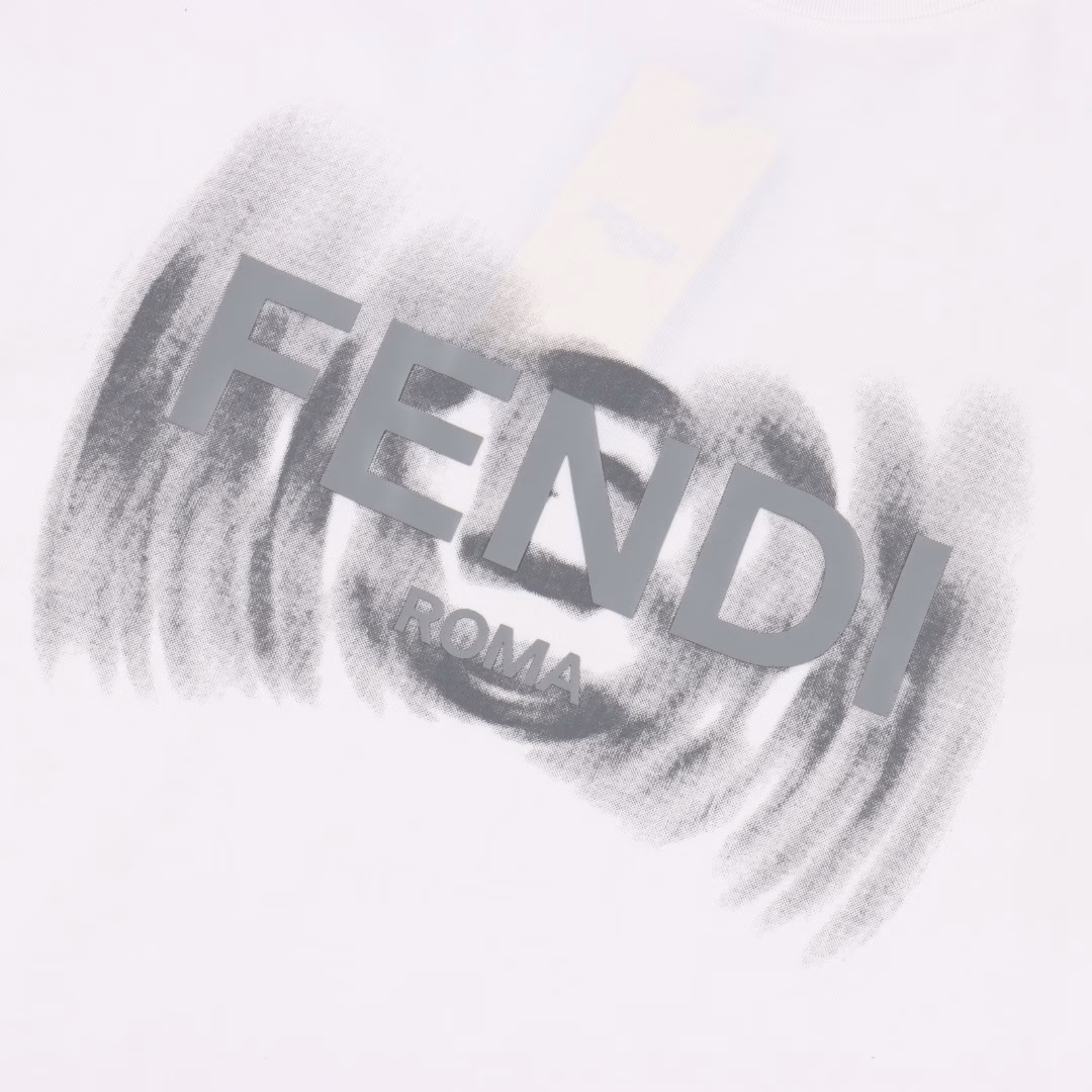 Fendi 25ss short-sleeved T-shirt with rendered letter logoMade of high-quality fabric, it can showcase your fashion taste and personality whether for daily wear or attending parties. This short-sleeved piece features a comfortable cut and a casual style, making it suitable for various occasions. Take advantage of the limited release and seize the opportunity to own this highly sought-after trendy item! Don't miss out! Buy now and become the focus of the fashion world!
