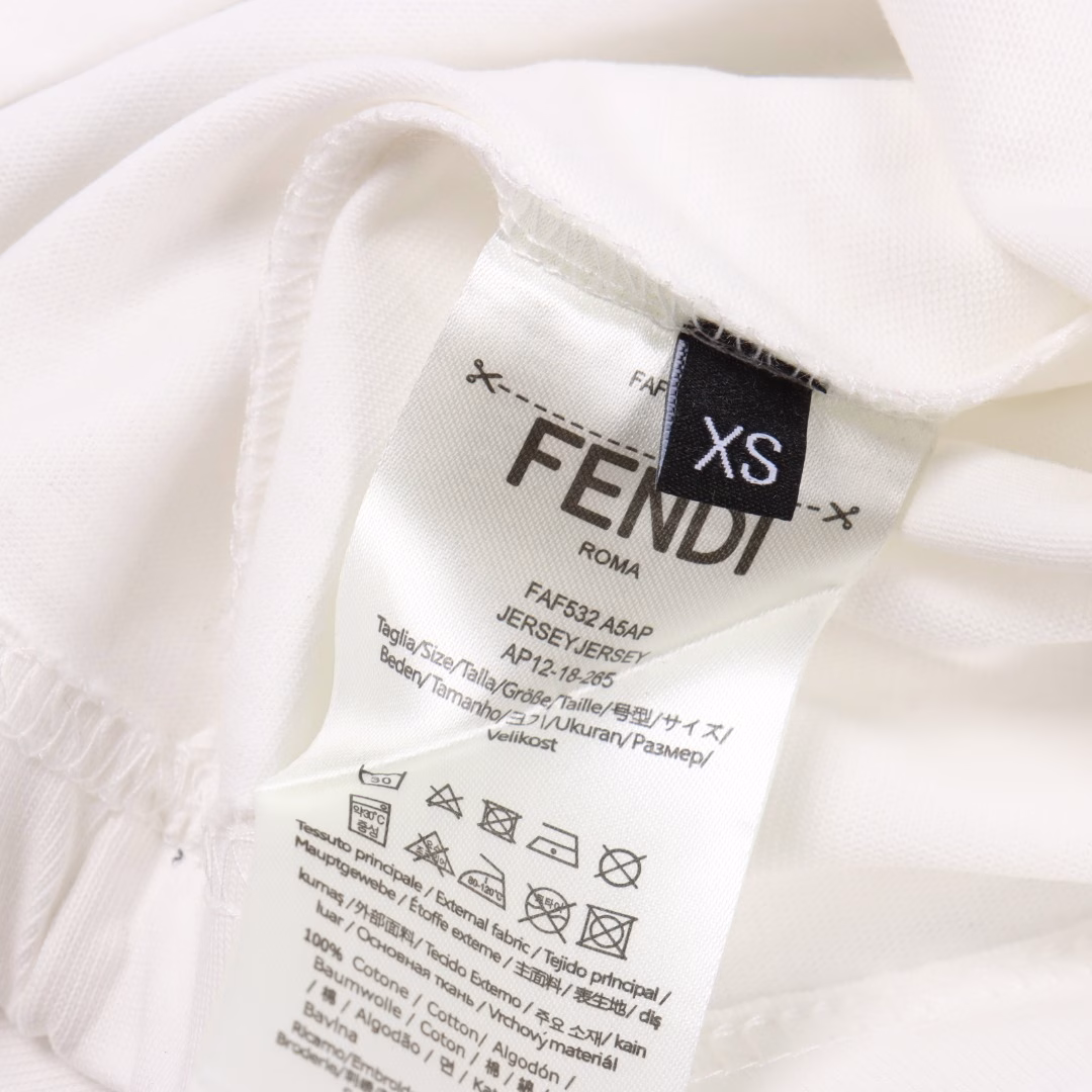 Fendi 25ss short-sleeved T-shirt with rendered letter logoMade of high-quality fabric, it can showcase your fashion taste and personality whether for daily wear or attending parties. This short-sleeved piece features a comfortable cut and a casual style, making it suitable for various occasions. Take advantage of the limited release and seize the opportunity to own this highly sought-after trendy item! Don't miss out! Buy now and become the focus of the fashion world!