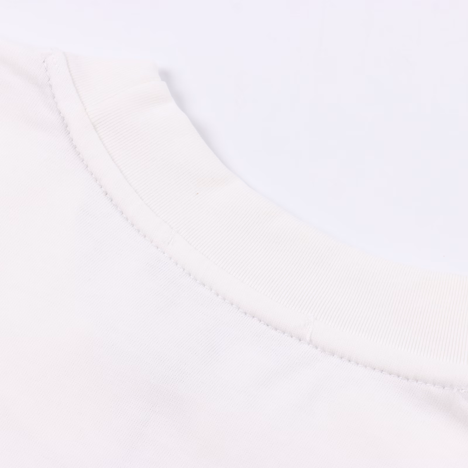 Fendi 25ss short-sleeved T-shirt with rendered letter logoMade of high-quality fabric, it can showcase your fashion taste and personality whether for daily wear or attending parties. This short-sleeved piece features a comfortable cut and a casual style, making it suitable for various occasions. Take advantage of the limited release and seize the opportunity to own this highly sought-after trendy item! Don't miss out! Buy now and become the focus of the fashion world!