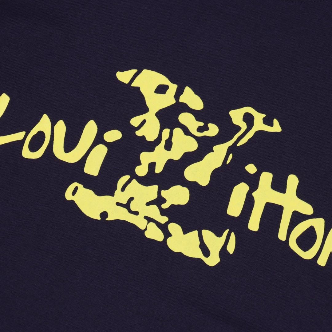 Louis Vuitton LV25ss Yellow logo short-sleeved T-shirtHot spring and summer short-sleeved items in stock, a simple and basic wardrobe accessory, a must-have for casual and versatile wear. With top-notch workmanship and stitching, it features a regular European style and is suitable for both men and women