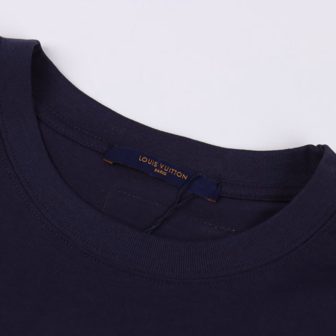 Louis Vuitton LV25ss Yellow logo short-sleeved T-shirtHot spring and summer short-sleeved items in stock, a simple and basic wardrobe accessory, a must-have for casual and versatile wear. With top-notch workmanship and stitching, it features a regular European style and is suitable for both men and women