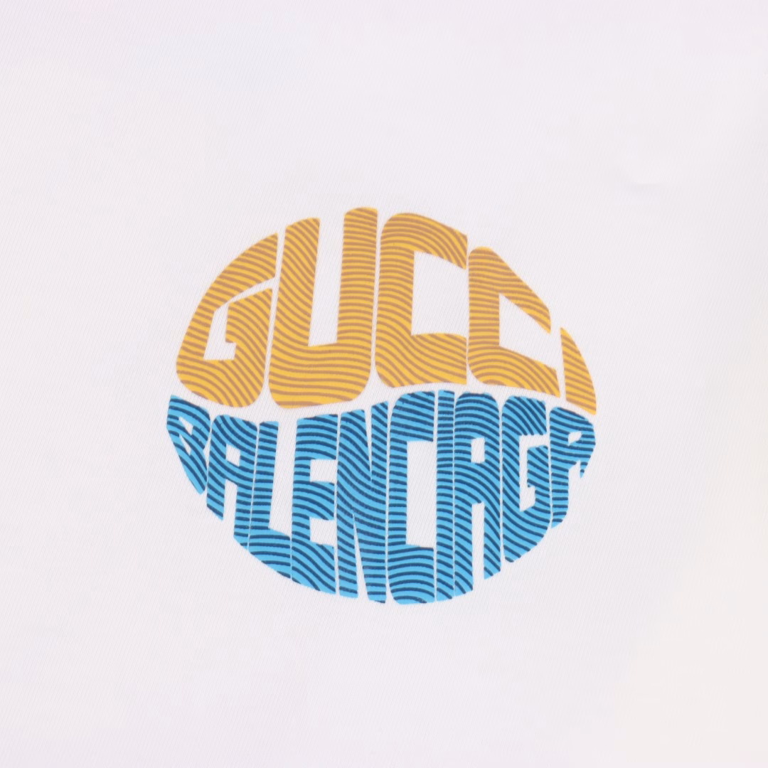 Gucci X Balenciaga Gucci collaboration 25ss Limited Edition short-sleeved T-shirt for the Year of the SnakeThe brand letter logo on the chest exudes a strong sense of luxury! The high-end and elegant design is perfectly interpreted. The classic round neck style is not picky about the wearer, making the upper body look extremely slimming. The fabric is made of 280-gram pure cotton, ensuring comfort while being breathable, cool and not revealing the bottom! The fabric is well-shaped, elastic and not tight when worn. It is perfect for both daily commuting and sports. The shoulder seams and the back collar are double-stitched for long-lasting wear. The back collar is made of pure cotton drawstring to enhance the comfort of the back of the neck contact. The fabric surface is clean. The fabric has a clear texture and is soft and comfortable. A complete set of custom-made original auxiliary materials, tags, cleaning services, and main labels are all arranged in place. The threads are fixed dyeing without color difference. The silhouette adopts the os loose drop shoulder silhouette. Unisex style