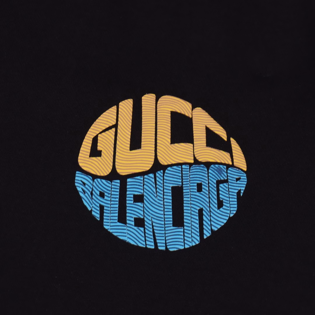 Gucci X Balenciaga Gucci collaboration 25ss Limited Edition short-sleeved T-shirt for the Year of the SnakeThe brand letter logo on the chest exudes a strong sense of luxury! The high-end and elegant design is perfectly interpreted. The classic round neck style is not picky about the wearer, making the upper body look extremely slimming. The fabric is made of 280-gram pure cotton, ensuring comfort while being breathable, cool and not revealing the bottom! The fabric is well-shaped, elastic and not tight when worn. It is perfect for both daily commuting and sports. The shoulder seams and the back collar are double-stitched for long-lasting wear. The back collar is made of pure cotton drawstring to enhance the comfort of the back of the neck contact. The fabric surface is clean. The fabric has a clear texture and is soft and comfortable. A complete set of custom-made original auxiliary materials, tags, cleaning services, and main labels are all arranged in place. The threads are fixed dyeing without color difference. The silhouette adopts the os loose drop shoulder silhouette. Unisex style