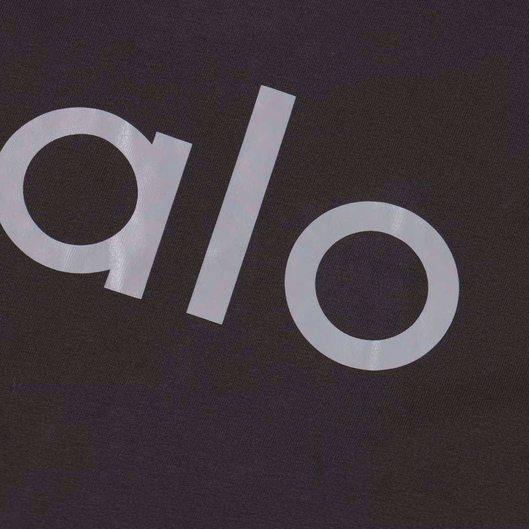 ALO 25SS short-sleeved T-shirt with reflective letters on the front and backThe fabric is made of custom-made 240g 26-count extra smooth double-ply fine cotton plain weave high-density dust-free all-cotton fabric. The front frame is thickened with high density, the stitching is smooth, the OEM quality, and a full set of customized auxiliary materials.