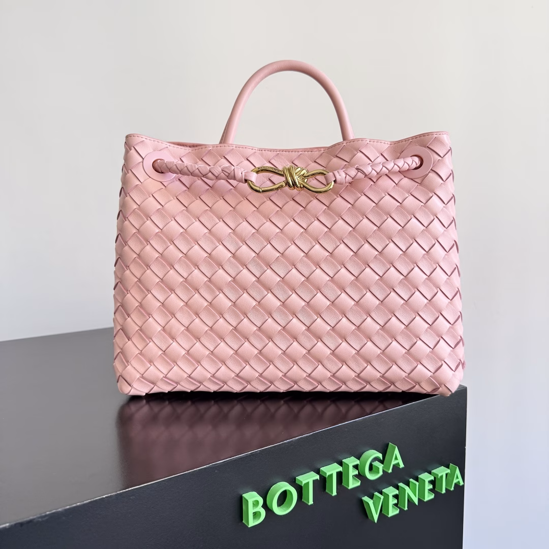 BV 's 2023 new Andiamo has been shipped ‼ ️ REALLY REALLY HOT 🔥Bottega Veneta 's new Andiamo woven handbag this season REALLY has really hit the world!! Stars at home and abroad have worn it one after another. Oscar-winning actress Michelle Yeoh has taken it out on the street. Song Jia, Chua Yara, Yu Feihong, Sayaka Miyoshi, Rosie Hunting-Whiteley, Riho Yoshioka and many others have all picked this bag. It is classic, versatile and very elegant. Moreover, the bag has a large capacity and is very convenient for daily commuting!! Multiple carrying methods are available, and the shoulder straps can be adjusted by yourself. The original factory lambskin has a soft and fine texture. The neutral style design breaks gender boundaries, providing a more practical and long-lasting usage experienceAndiamo, which combines elegance and casual style, perfectly interprets the true essence of the 