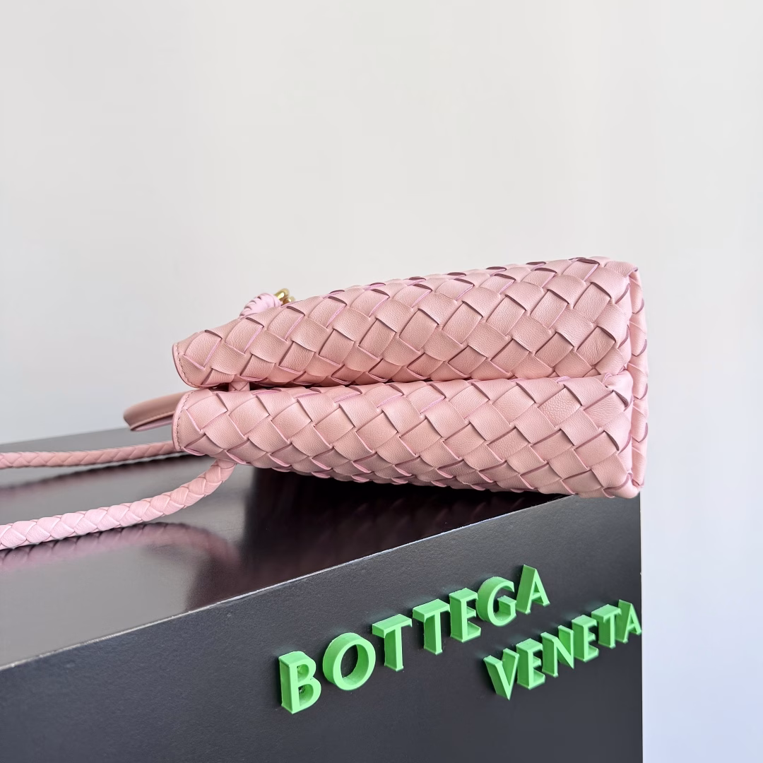 BV 's 2023 new Andiamo has been shipped ‼ ️ REALLY REALLY HOT 🔥Bottega Veneta 's new Andiamo woven handbag this season REALLY has really hit the world!! Stars at home and abroad have worn it one after another. Oscar-winning actress Michelle Yeoh has taken it out on the street. Song Jia, Chua Yara, Yu Feihong, Sayaka Miyoshi, Rosie Hunting-Whiteley, Riho Yoshioka and many others have all picked this bag. It is classic, versatile and very elegant. Moreover, the bag has a large capacity and is very convenient for daily commuting!! Multiple carrying methods are available, and the shoulder straps can be adjusted by yourself. The original factory lambskin has a soft and fine texture. The neutral style design breaks gender boundaries, providing a more practical and long-lasting usage experienceAndiamo, which combines elegance and casual style, perfectly interprets the true essence of the 