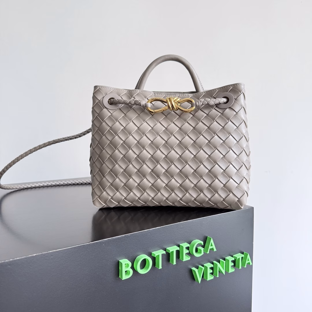 BV 's 2023 new Andiamo has been shipped ‼ ️ REALLY REALLY HOT 🔥Bottega Veneta 's new Andiamo woven handbag this season REALLY has really hit the world!! Stars at home and abroad have worn it one after another. Oscar-winning actress Michelle Yeoh has taken it out on the street. Song Jia, Chua Yara, Yu Feihong, Sayaka Miyoshi, Rosie Hunting-Whiteley, Riho Yoshioka and many others have all picked this bag. It is classic, versatile and very elegant. Moreover, the bag has a large capacity and is very convenient for daily commuting!! Multiple carrying methods are available, and the shoulder straps can be adjusted by yourself. The original factory lambskin has a soft and fine texture. The neutral style design breaks gender boundaries, providing a more practical and long-lasting usage experienceAndiamo, which combines elegance and casual style, perfectly interprets the true essence of the 