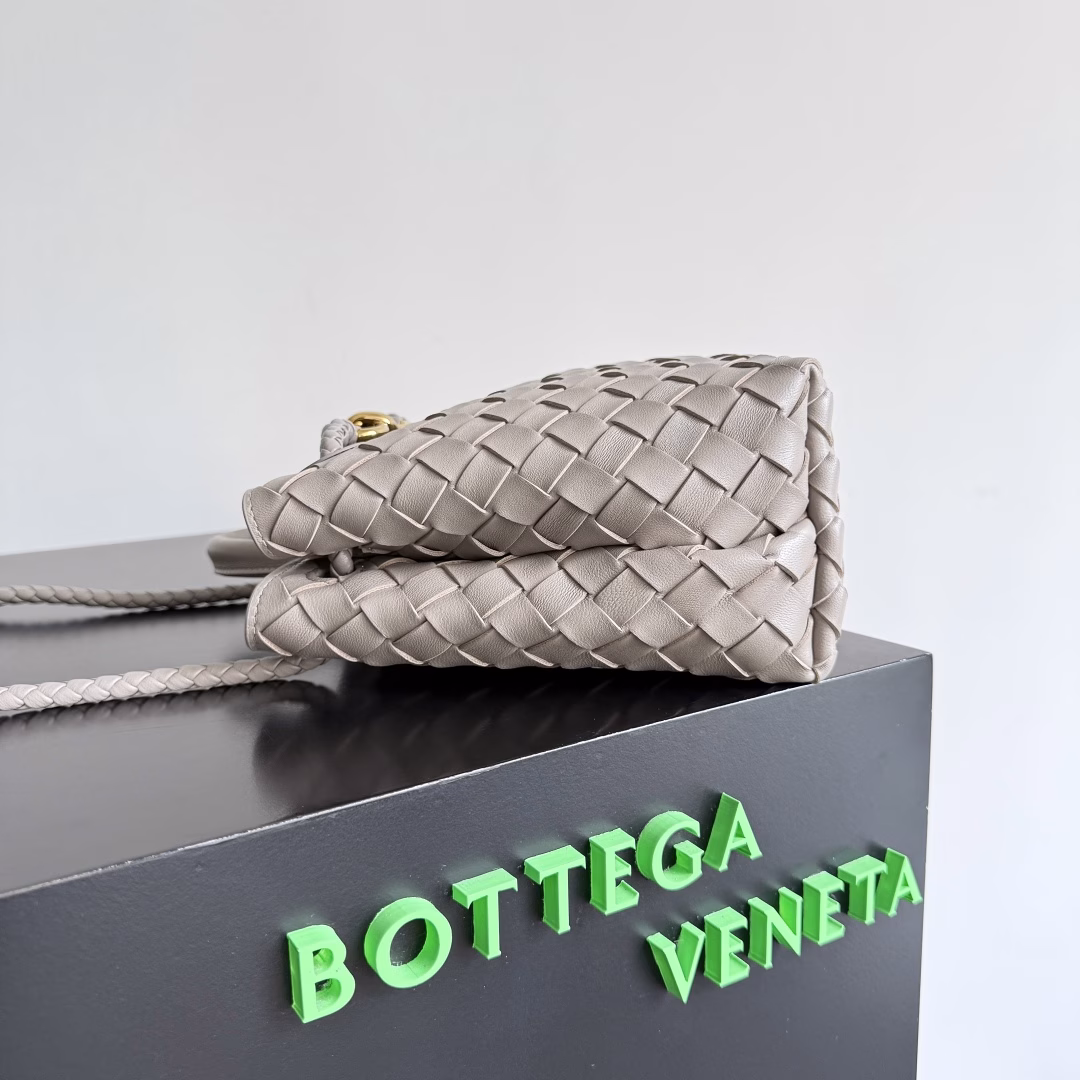 BV 's 2023 new Andiamo has been shipped ‼ ️ REALLY REALLY HOT 🔥Bottega Veneta 's new Andiamo woven handbag this season REALLY has really hit the world!! Stars at home and abroad have worn it one after another. Oscar-winning actress Michelle Yeoh has taken it out on the street. Song Jia, Chua Yara, Yu Feihong, Sayaka Miyoshi, Rosie Hunting-Whiteley, Riho Yoshioka and many others have all picked this bag. It is classic, versatile and very elegant. Moreover, the bag has a large capacity and is very convenient for daily commuting!! Multiple carrying methods are available, and the shoulder straps can be adjusted by yourself. The original factory lambskin has a soft and fine texture. The neutral style design breaks gender boundaries, providing a more practical and long-lasting usage experienceAndiamo, which combines elegance and casual style, perfectly interprets the true essence of the 