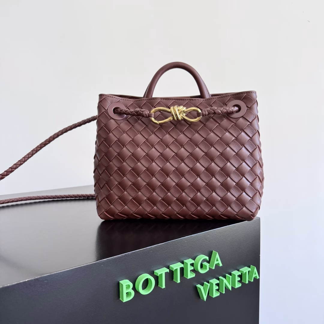 BV 's 2023 new Andiamo has been shipped ‼ ️ REALLY REALLY HOT 🔥Bottega Veneta 's new Andiamo woven handbag this season REALLY has really hit the world!! Stars at home and abroad have worn it one after another. Oscar-winning actress Michelle Yeoh has taken it out on the street. Song Jia, Chua Yara, Yu Feihong, Sayaka Miyoshi, Rosie Hunting-Whiteley, Riho Yoshioka and many others have all picked this bag. It is classic, versatile and very elegant. Moreover, the bag has a large capacity and is very convenient for daily commuting!! Multiple carrying methods are available, and the shoulder straps can be adjusted by yourself. The original factory lambskin has a soft and fine texture. The neutral style design breaks gender boundaries, providing a more practical and long-lasting usage experienceAndiamo, which combines elegance and casual style, perfectly interprets the true essence of the 
