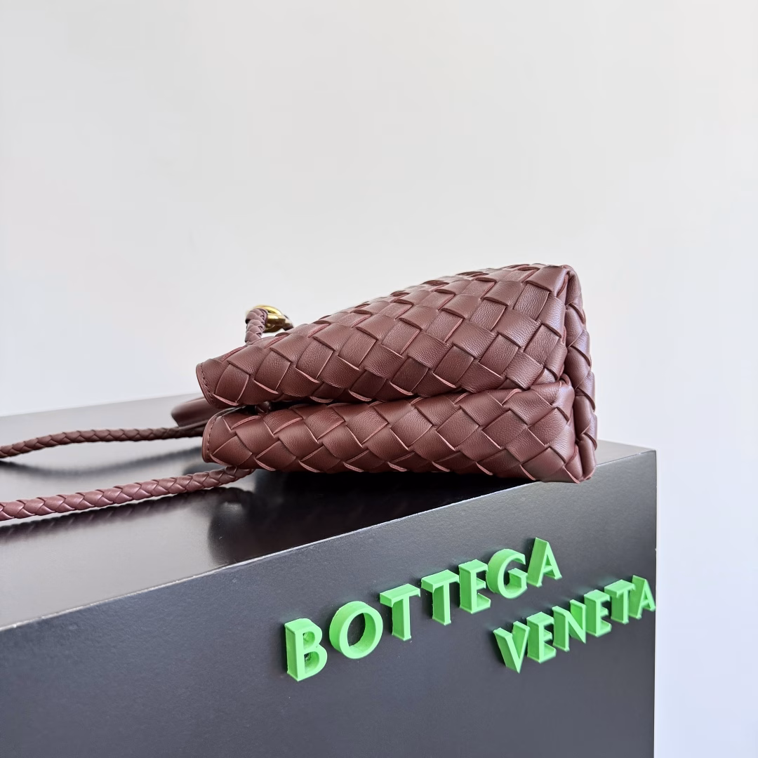 BV 's 2023 new Andiamo has been shipped ‼ ️ REALLY REALLY HOT 🔥Bottega Veneta 's new Andiamo woven handbag this season REALLY has really hit the world!! Stars at home and abroad have worn it one after another. Oscar-winning actress Michelle Yeoh has taken it out on the street. Song Jia, Chua Yara, Yu Feihong, Sayaka Miyoshi, Rosie Hunting-Whiteley, Riho Yoshioka and many others have all picked this bag. It is classic, versatile and very elegant. Moreover, the bag has a large capacity and is very convenient for daily commuting!! Multiple carrying methods are available, and the shoulder straps can be adjusted by yourself. The original factory lambskin has a soft and fine texture. The neutral style design breaks gender boundaries, providing a more practical and long-lasting usage experienceAndiamo, which combines elegance and casual style, perfectly interprets the true essence of the 