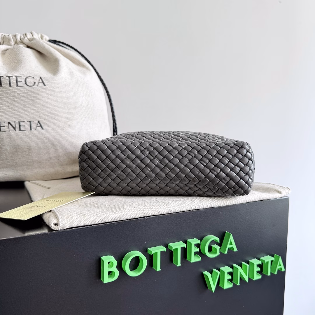 BV's collectible little weaving is truly amazing!! The most, most, most classic small woven handbag from Baodie is back!! (Jade Series)We use the finest leather and the finest workmanship ❤️We have created our own Intrecciato leather weaving technique ❤️ to produce the most precious worksThis unique traditional leather weaving technique is not only our signature but also the embodiment of time-consuming and labor-intensive craftsmanship in our products ❤️The brand-new TOSCA handbag is definitely a selected piece worth collecting