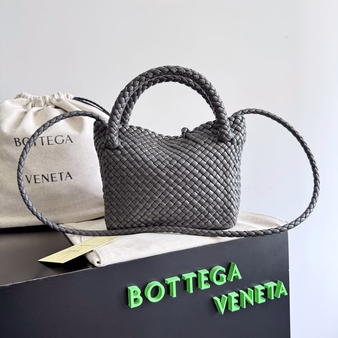 BV's collectible little weaving is truly amazing!! The most, most, most classic small woven handbag from Baodie is back!! (Jade Series)We use the finest leather and the finest workmanship ❤️We have created our own Intrecciato leather weaving technique ❤️ to produce the most precious worksThis unique traditional leather weaving technique is not only our signature but also the embodiment of time-consuming and labor-intensive craftsmanship in our products ❤️The brand-new TOSCA handbag is definitely a selected piece worth collecting