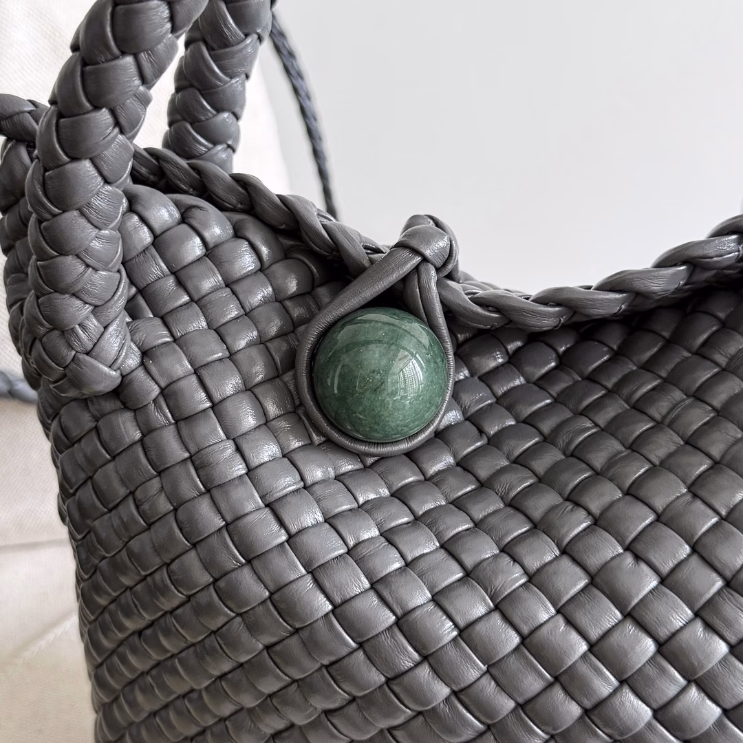 BV's collectible little weaving is truly amazing!! The most, most, most classic small woven handbag from Baodie is back!! (Jade Series)We use the finest leather and the finest workmanship ❤️We have created our own Intrecciato leather weaving technique ❤️ to produce the most precious worksThis unique traditional leather weaving technique is not only our signature but also the embodiment of time-consuming and labor-intensive craftsmanship in our products ❤️The brand-new TOSCA handbag is definitely a selected piece worth collecting