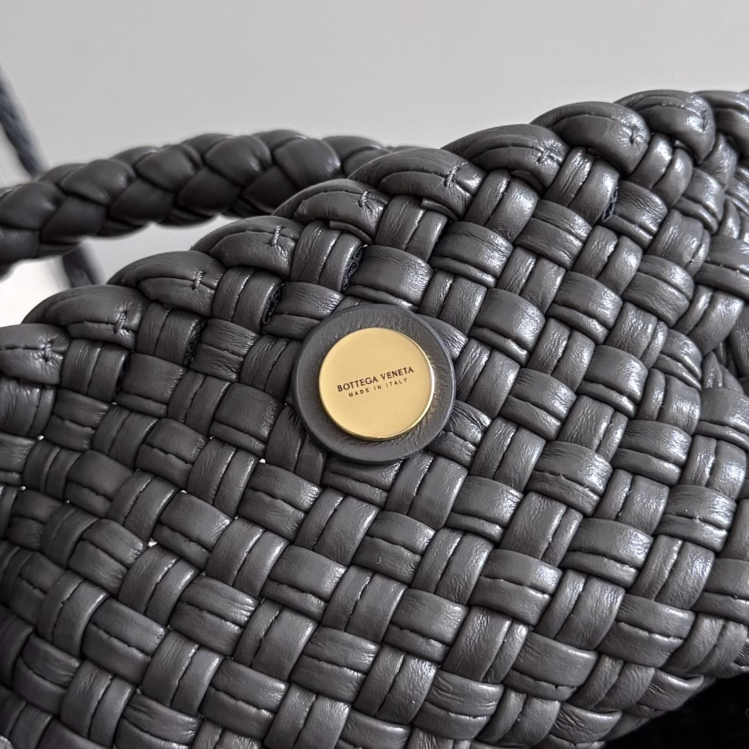 BV's collectible little weaving is truly amazing!! The most, most, most classic small woven handbag from Baodie is back!! (Jade Series)We use the finest leather and the finest workmanship ❤️We have created our own Intrecciato leather weaving technique ❤️ to produce the most precious worksThis unique traditional leather weaving technique is not only our signature but also the embodiment of time-consuming and labor-intensive craftsmanship in our products ❤️The brand-new TOSCA handbag is definitely a selected piece worth collecting