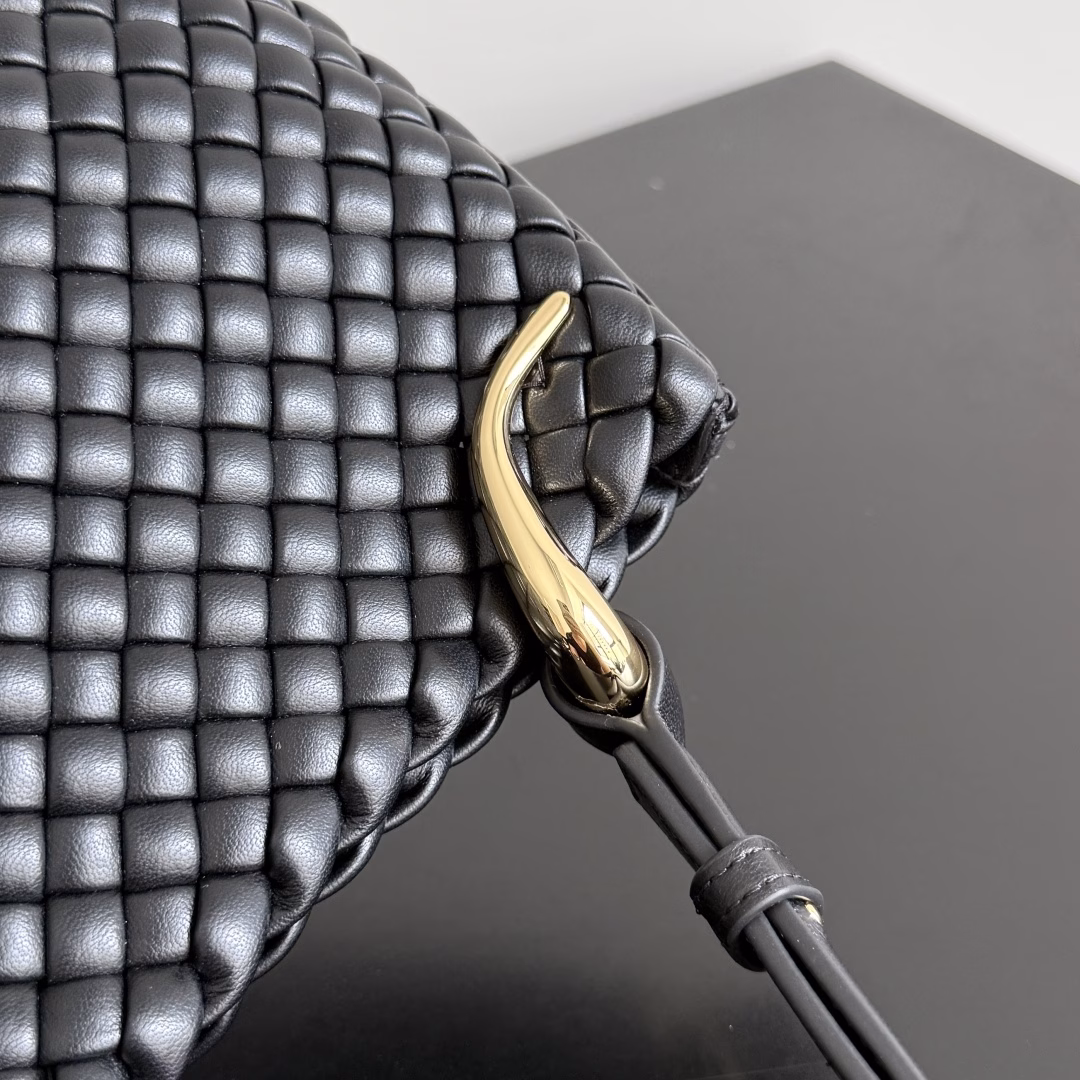 Ah ~ Summer is comingThe comfort of the color matching makes one want to carry it out on the streetSymmetrical handle clasp, in Muse brass styleAdd a lot of PLAYFUL and FUN 🤩 must-have items for fashionista wardrobesThe traditional Italian craftsmanship is truly irreplaceable. The classic double-sided weaving is soft to the touch and provides sufficient space for daily needs