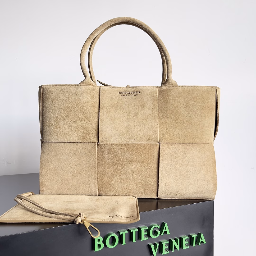 𝗕𝗼𝘁𝘁𝗲𝗴𝗮 𝗩𝗲𝗻𝗲𝘁𝗮 ✨ Extra-large rectangular tote packageTraditional weaving elements, Intrecciato woven sheepskin two-tone patchwork leather tote handbag, with a small card bag inside and a connecting buckle. The entire bag is hand-woven from lambskin. 🌈 only do the top end of the market, welcome to compare