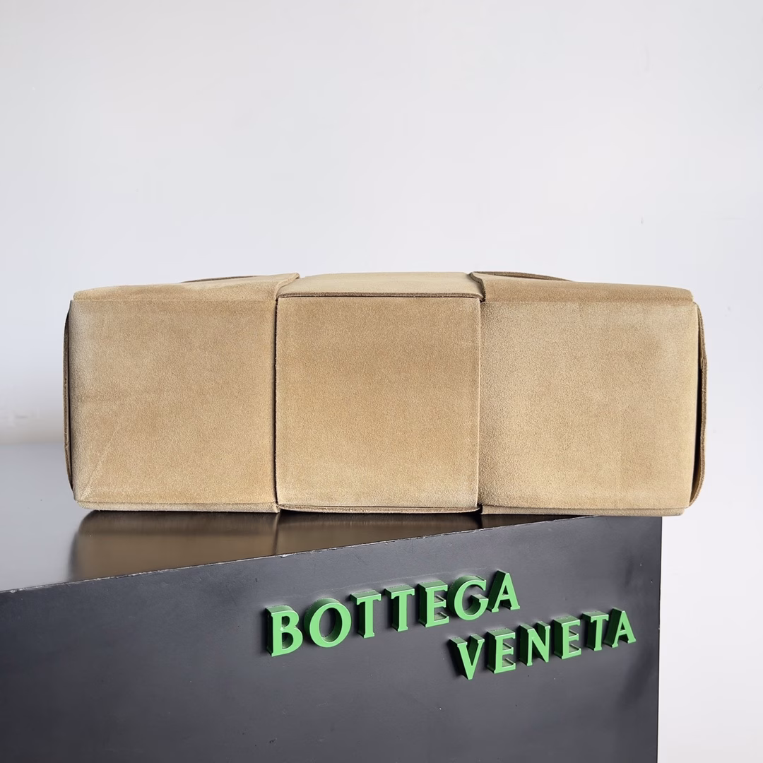 𝗕𝗼𝘁𝘁𝗲𝗴𝗮 𝗩𝗲𝗻𝗲𝘁𝗮 ✨ Extra-large rectangular tote packageTraditional weaving elements, Intrecciato woven sheepskin two-tone patchwork leather tote handbag, with a small card bag inside and a connecting buckle. The entire bag is hand-woven from lambskin. 🌈 only do the top end of the market, welcome to compare