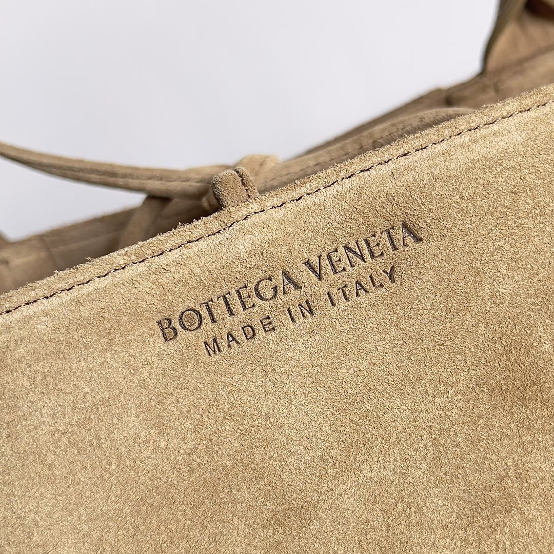 𝗕𝗼𝘁𝘁𝗲𝗴𝗮 𝗩𝗲𝗻𝗲𝘁𝗮 ✨ Extra-large rectangular tote packageTraditional weaving elements, Intrecciato woven sheepskin two-tone patchwork leather tote handbag, with a small card bag inside and a connecting buckle. The entire bag is hand-woven from lambskin. 🌈 only do the top end of the market, welcome to compare