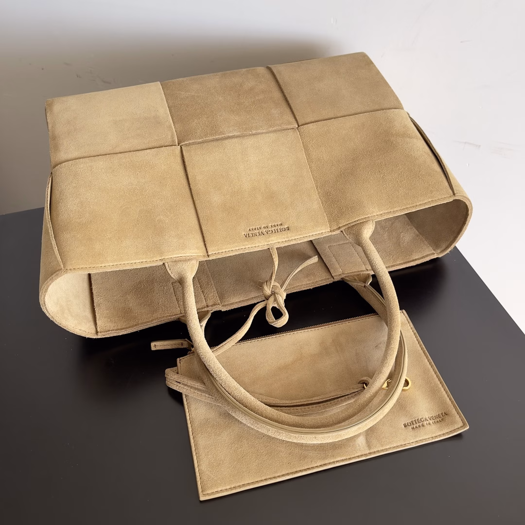 𝗕𝗼𝘁𝘁𝗲𝗴𝗮 𝗩𝗲𝗻𝗲𝘁𝗮 ✨ Extra-large rectangular tote packageTraditional weaving elements, Intrecciato woven sheepskin two-tone patchwork leather tote handbag, with a small card bag inside and a connecting buckle. The entire bag is hand-woven from lambskin. 🌈 only do the top end of the market, welcome to compare