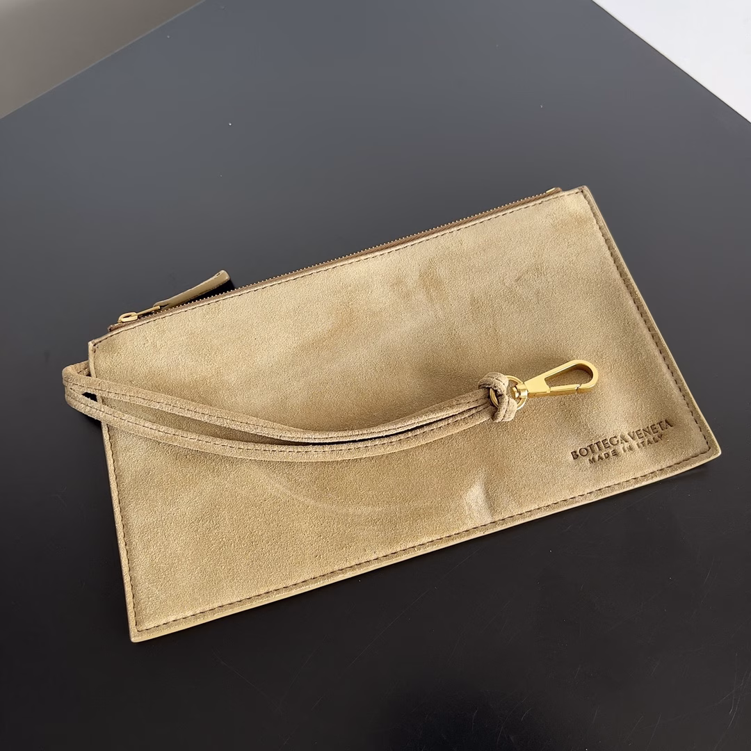 𝗕𝗼𝘁𝘁𝗲𝗴𝗮 𝗩𝗲𝗻𝗲𝘁𝗮 ✨ Extra-large rectangular tote packageTraditional weaving elements, Intrecciato woven sheepskin two-tone patchwork leather tote handbag, with a small card bag inside and a connecting buckle. The entire bag is hand-woven from lambskin. 🌈 only do the top end of the market, welcome to compare