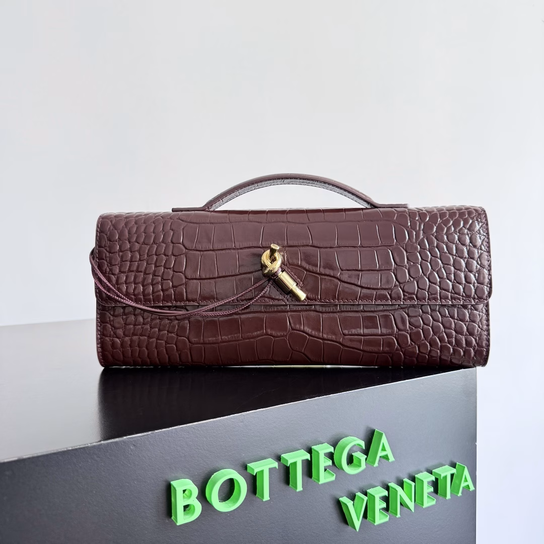 The BV Andiamo dinner handbag has been highly favored again! In an era of economic downturn, designers' aesthetic sense has returned. The kind that you fall in love with at first sight and can't put down. It's so beautiful and has a strong presenceThe design and texture are both highly competitive, with a light weight and sufficient capacity.A must-have for fashionistas, suitable for various occasions, minimalist and high-end light luxury