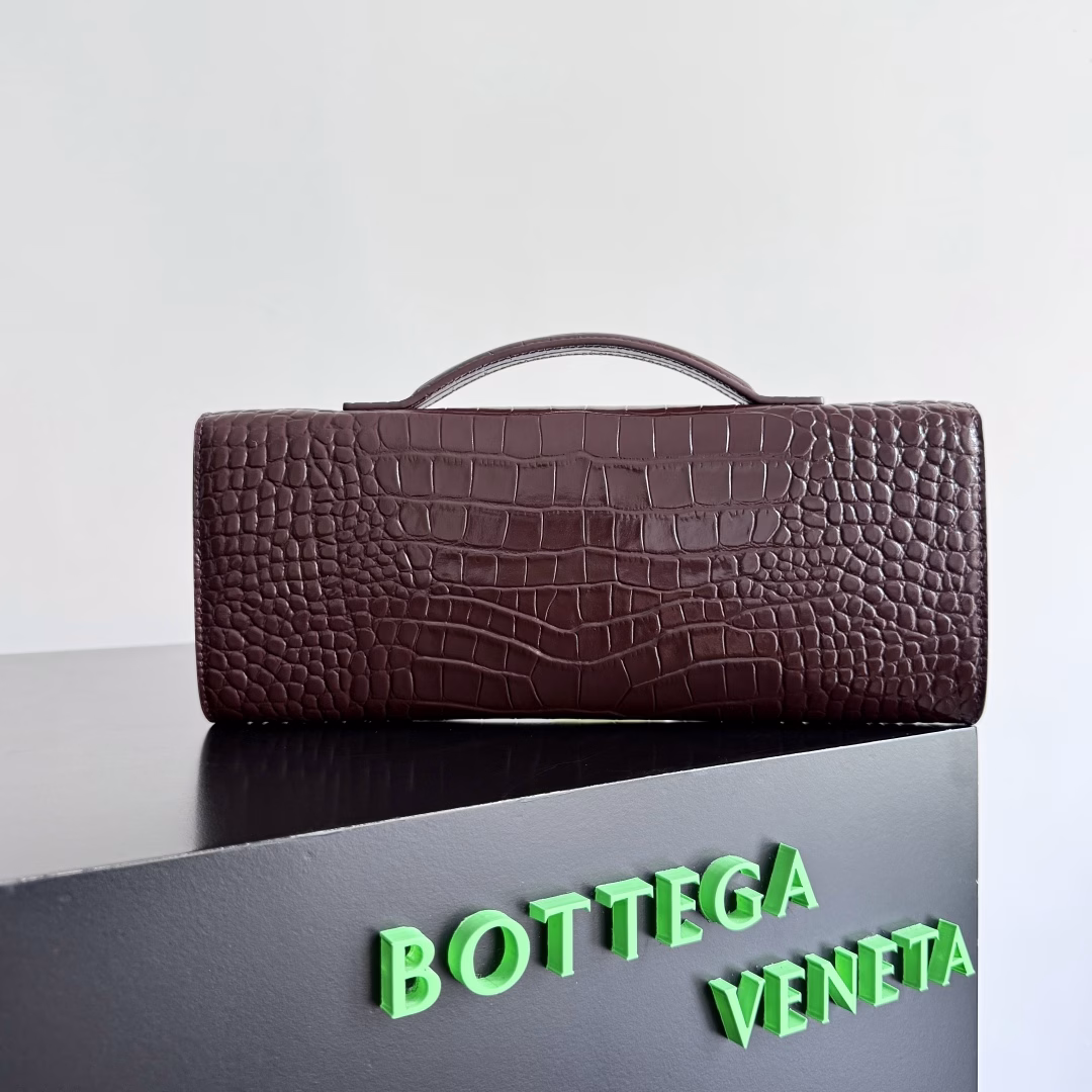 The BV Andiamo dinner handbag has been highly favored again! In an era of economic downturn, designers' aesthetic sense has returned. The kind that you fall in love with at first sight and can't put down. It's so beautiful and has a strong presenceThe design and texture are both highly competitive, with a light weight and sufficient capacity.A must-have for fashionistas, suitable for various occasions, minimalist and high-end light luxury