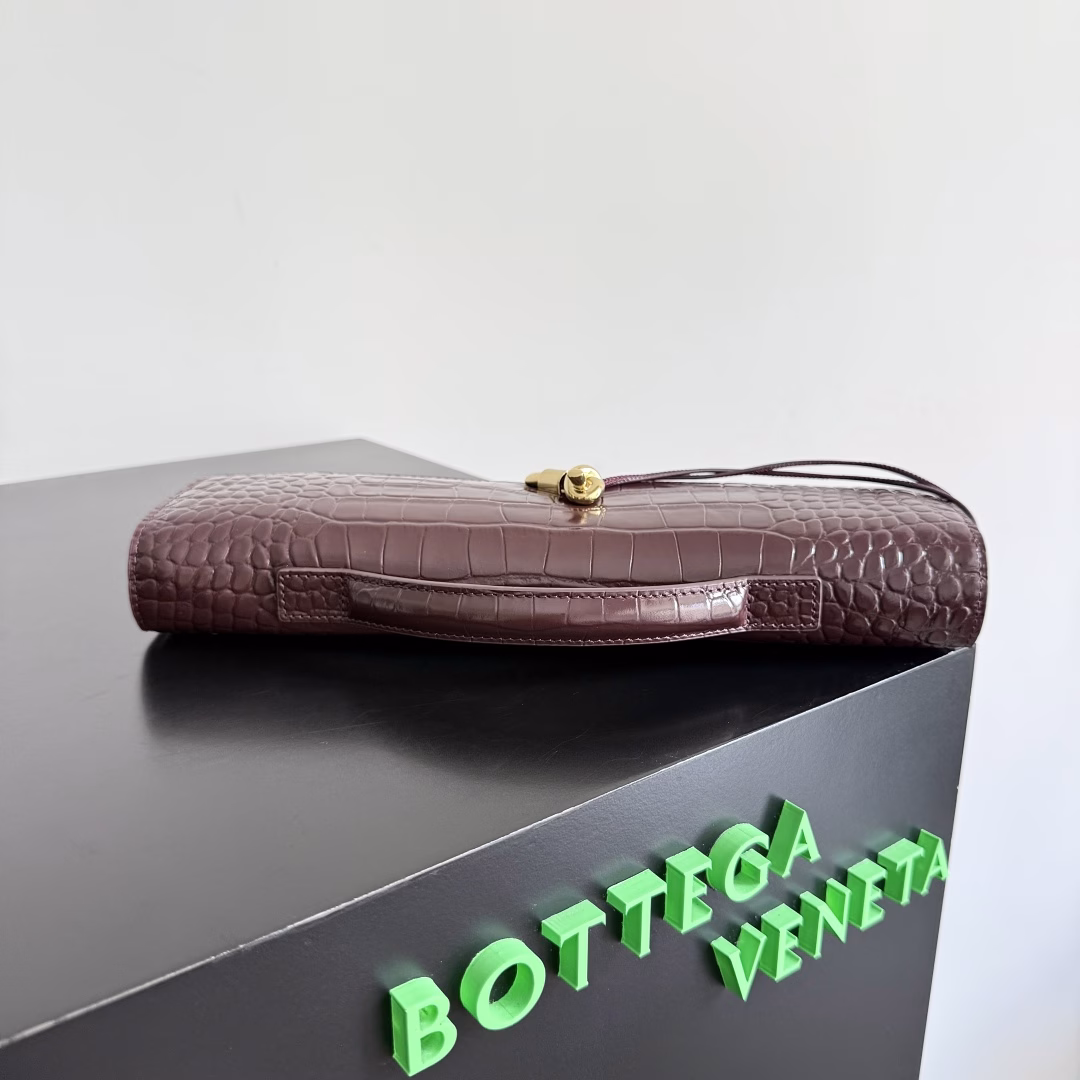 The BV Andiamo dinner handbag has been highly favored again! In an era of economic downturn, designers' aesthetic sense has returned. The kind that you fall in love with at first sight and can't put down. It's so beautiful and has a strong presenceThe design and texture are both highly competitive, with a light weight and sufficient capacity.A must-have for fashionistas, suitable for various occasions, minimalist and high-end light luxury