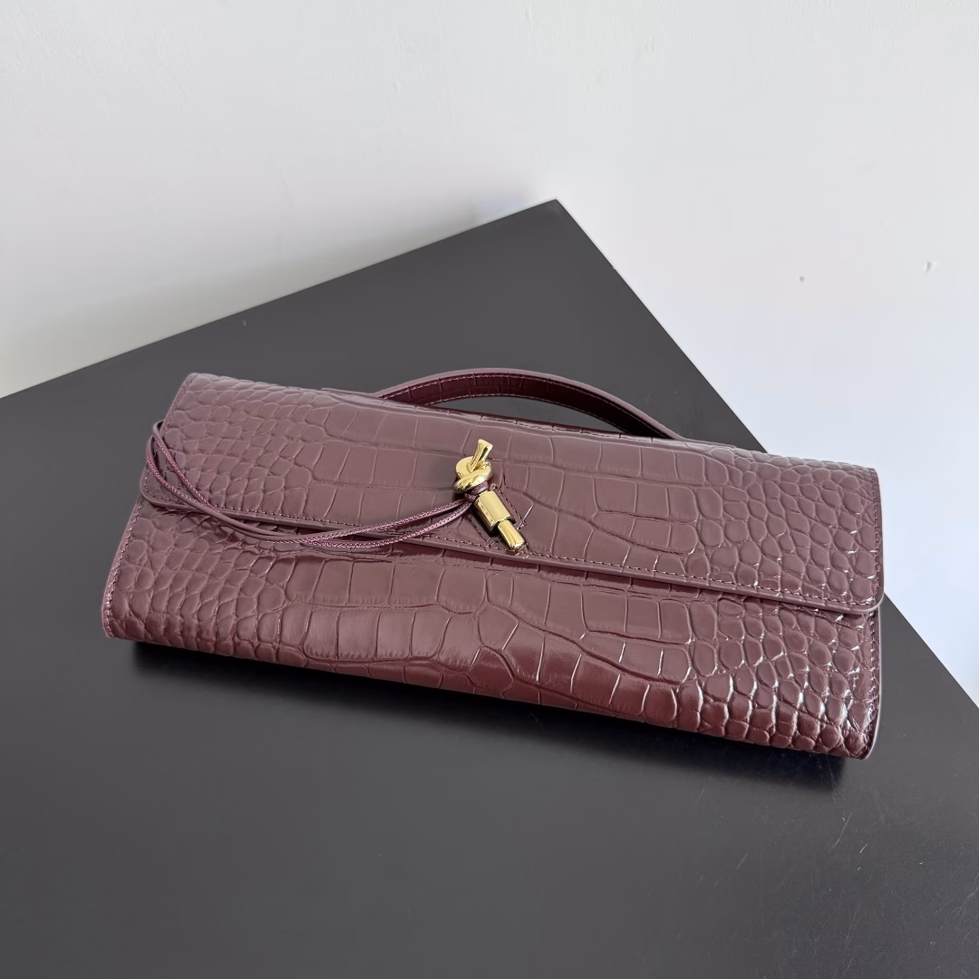 The BV Andiamo dinner handbag has been highly favored again! In an era of economic downturn, designers' aesthetic sense has returned. The kind that you fall in love with at first sight and can't put down. It's so beautiful and has a strong presenceThe design and texture are both highly competitive, with a light weight and sufficient capacity.A must-have for fashionistas, suitable for various occasions, minimalist and high-end light luxury