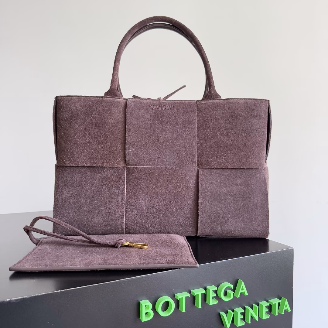 𝗕𝗼𝘁𝘁𝗲𝗴𝗮 𝗩𝗲𝗻𝗲𝘁𝗮 ✨ Extra-large rectangular tote packageTraditional weaving elements, Intrecciato woven sheepskin two-tone patchwork leather tote handbag, with a small card bag inside and a connecting buckle. The entire bag is hand-woven from lambskin. 🌈 only do the top end of the market, welcome to compare