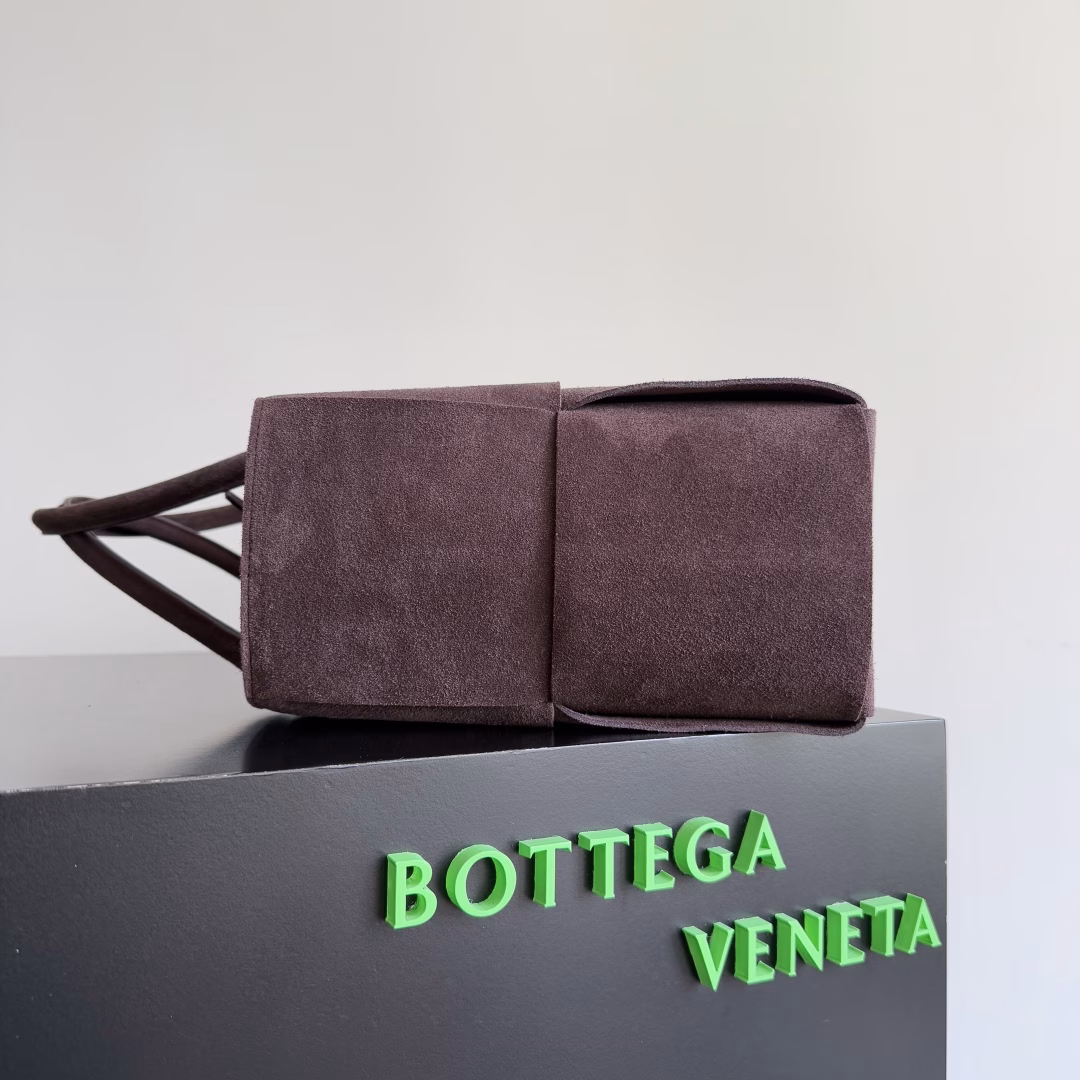 𝗕𝗼𝘁𝘁𝗲𝗴𝗮 𝗩𝗲𝗻𝗲𝘁𝗮 ✨ Extra-large rectangular tote packageTraditional weaving elements, Intrecciato woven sheepskin two-tone patchwork leather tote handbag, with a small card bag inside and a connecting buckle. The entire bag is hand-woven from lambskin. 🌈 only do the top end of the market, welcome to compare