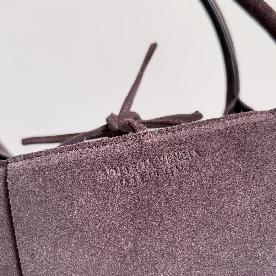 𝗕𝗼𝘁𝘁𝗲𝗴𝗮 𝗩𝗲𝗻𝗲𝘁𝗮 ✨ Extra-large rectangular tote packageTraditional weaving elements, Intrecciato woven sheepskin two-tone patchwork leather tote handbag, with a small card bag inside and a connecting buckle. The entire bag is hand-woven from lambskin. 🌈 only do the top end of the market, welcome to compare