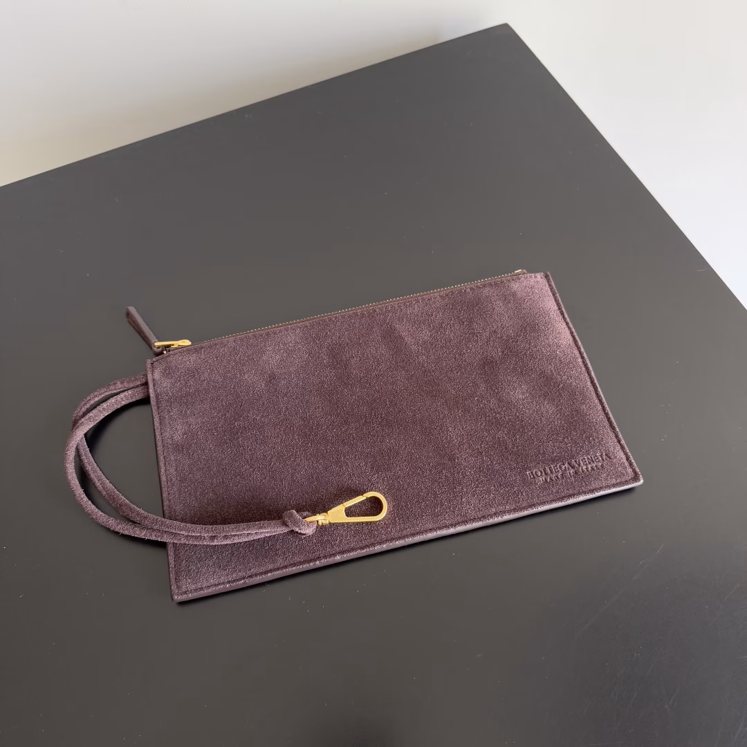 𝗕𝗼𝘁𝘁𝗲𝗴𝗮 𝗩𝗲𝗻𝗲𝘁𝗮 ✨ Extra-large rectangular tote packageTraditional weaving elements, Intrecciato woven sheepskin two-tone patchwork leather tote handbag, with a small card bag inside and a connecting buckle. The entire bag is hand-woven from lambskin. 🌈 only do the top end of the market, welcome to compare