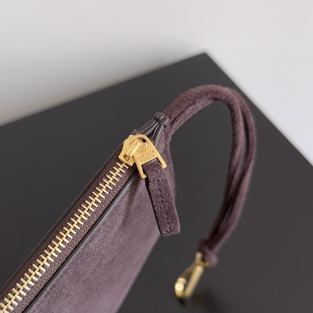 𝗕𝗼𝘁𝘁𝗲𝗴𝗮 𝗩𝗲𝗻𝗲𝘁𝗮 ✨ Extra-large rectangular tote packageTraditional weaving elements, Intrecciato woven sheepskin two-tone patchwork leather tote handbag, with a small card bag inside and a connecting buckle. The entire bag is hand-woven from lambskin. 🌈 only do the top end of the market, welcome to compare