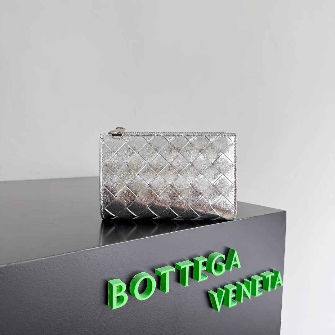 The new woven small wallet of BOTTEGA VENETA has been shipped!! 🥰🥰 Made of top sheepskin, light luxury small wallet, elegant and grand in appearance, it is full of practicality, can hold change, driver's license and various cards at the same time, small in size can fit in pocket and carry around, really very convenient
