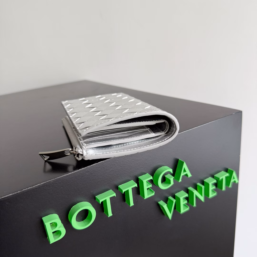 The new woven small wallet of BOTTEGA VENETA has been shipped!! 🥰🥰 Made of top sheepskin, light luxury small wallet, elegant and grand in appearance, it is full of practicality, can hold change, driver's license and various cards at the same time, small in size can fit in pocket and carry around, really very convenient